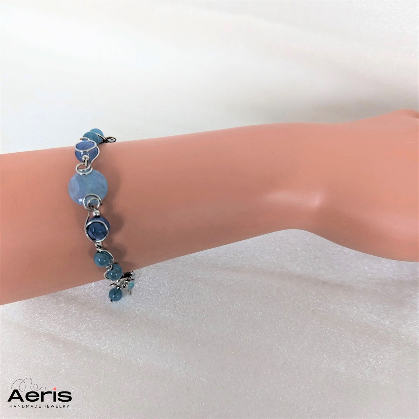 Bratara handmade bleu pe mana