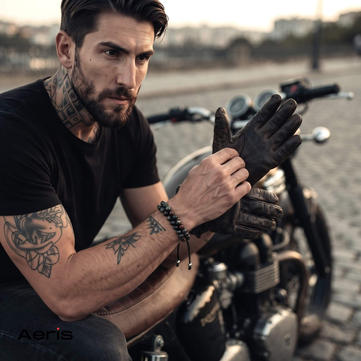 Motociclist purtand bratara handmade cu piatra sangelui, in timp ce-si pune manusile de piele