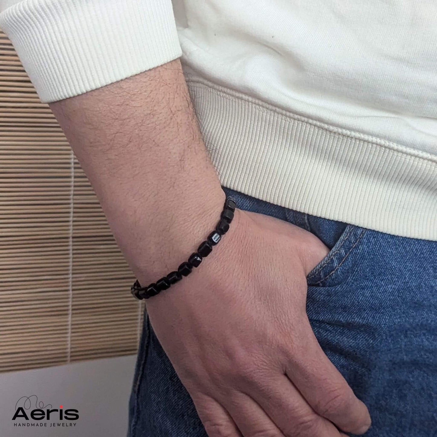 Bratara handmade cu margele negre pe mana