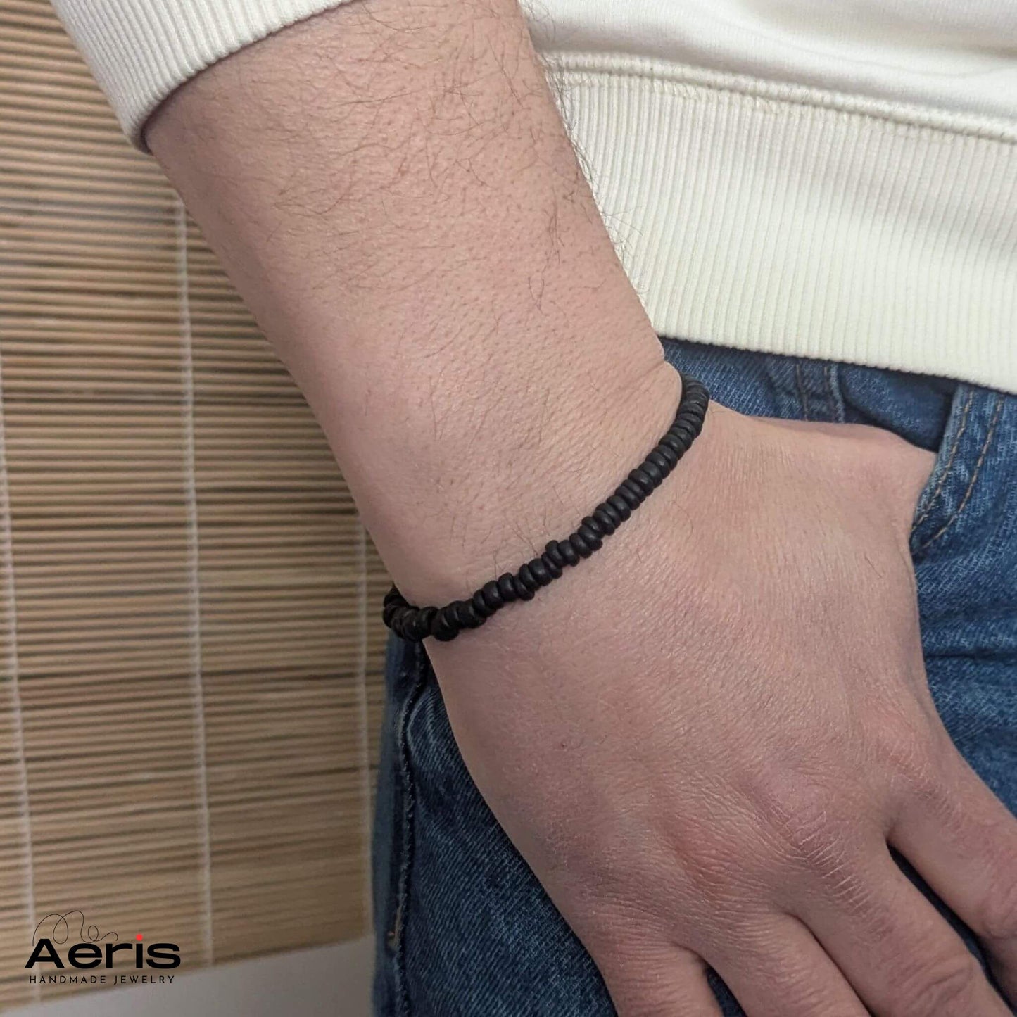 Bratara handmade cu margele negre pe mana