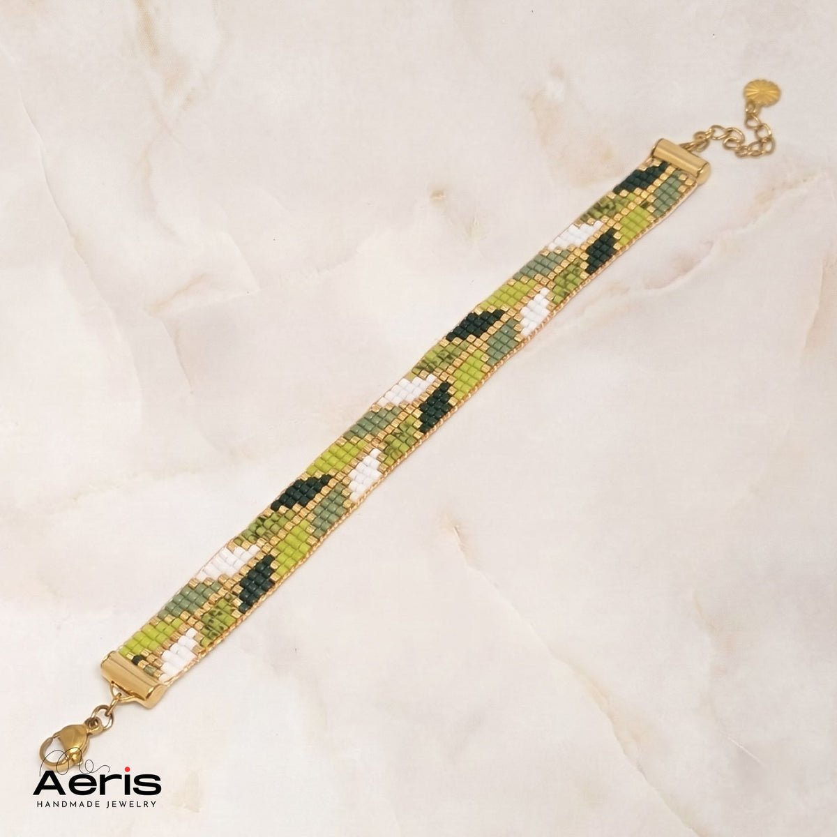 Bratara handmade din margele Miyuki Delica in nuante de verde si auriu, cu elemente metalice din inox placat cu aur de 18k