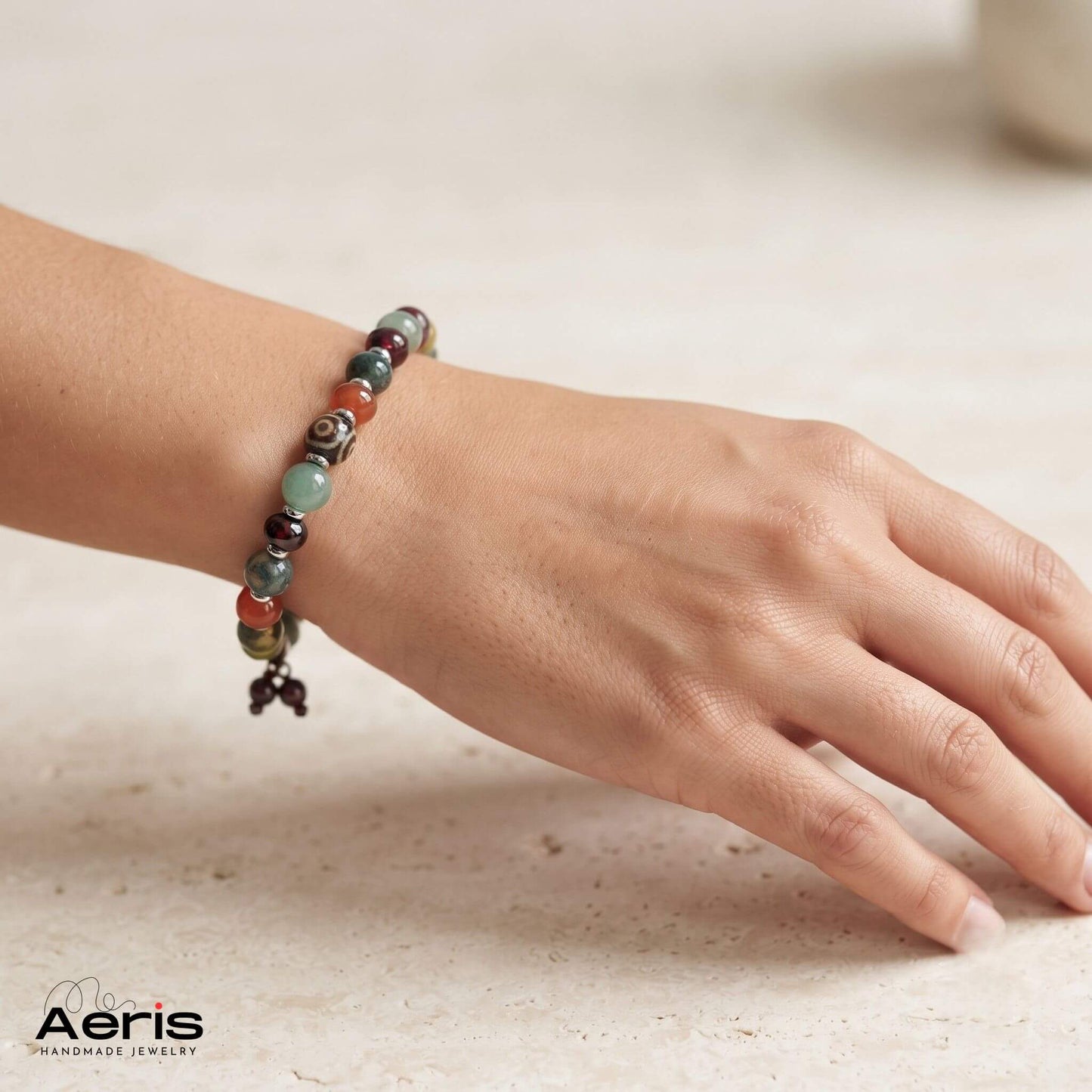 Bratara cu agate colorate si charm, purtata pe mana