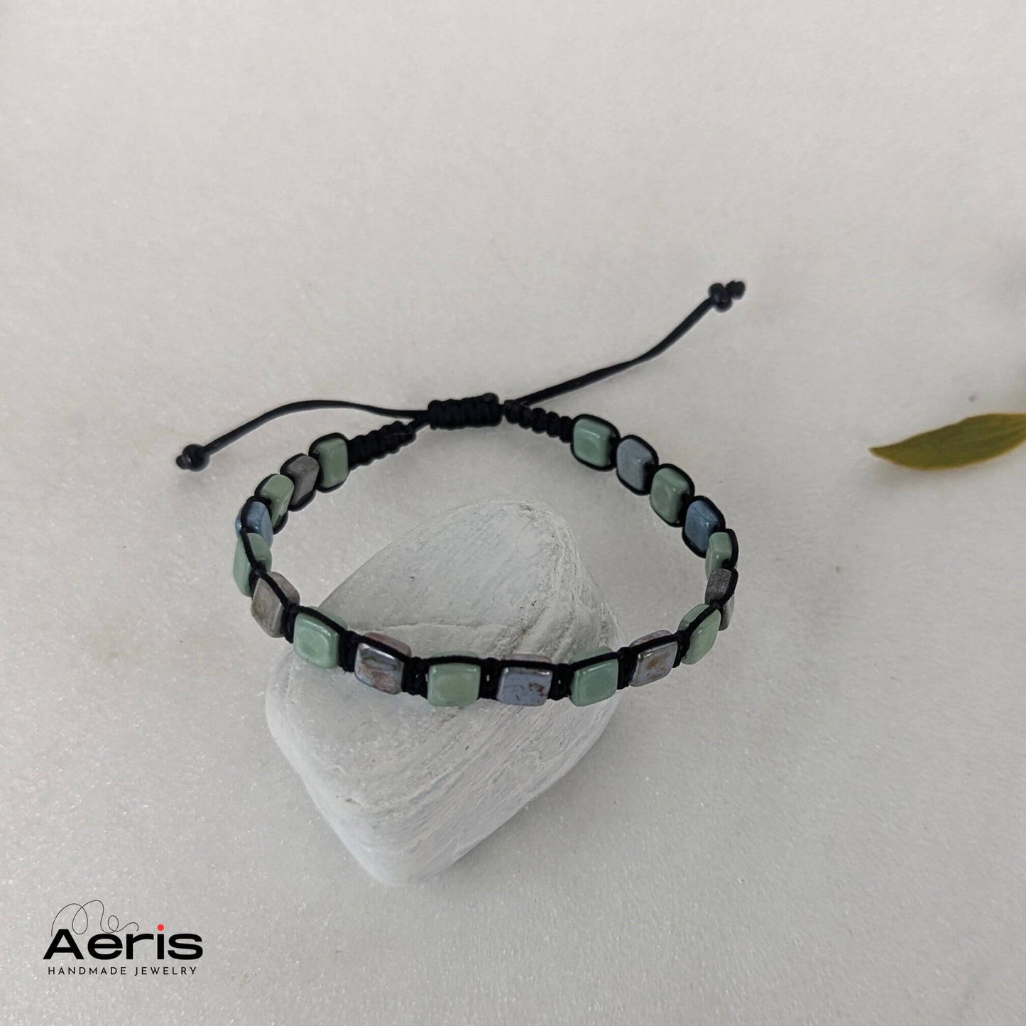 Bratara impletita cu margele albastru deschis