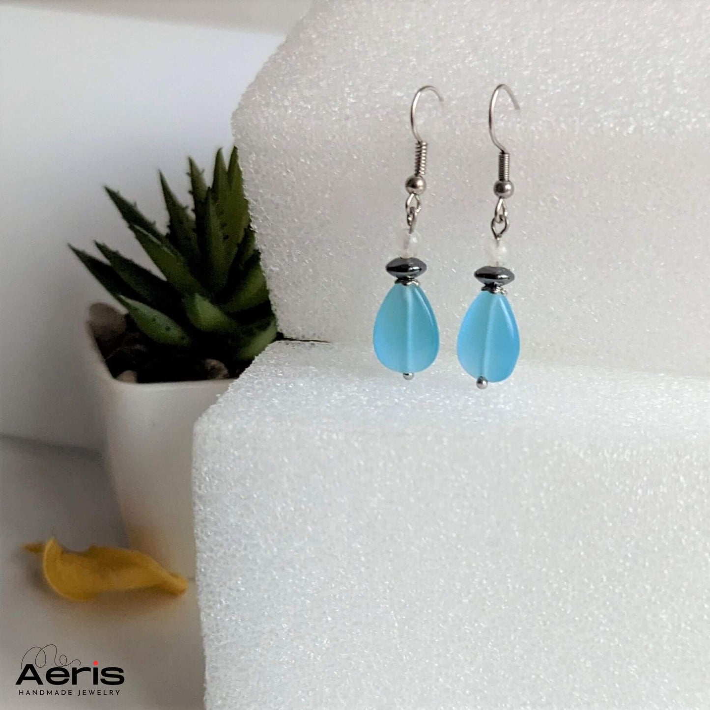 Cercei pendul sau drop, cu margele bleu in forma de picatura
