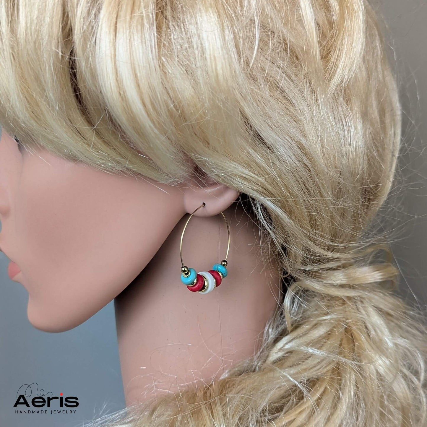 Cercei handmade multicolori expusi pe manechin