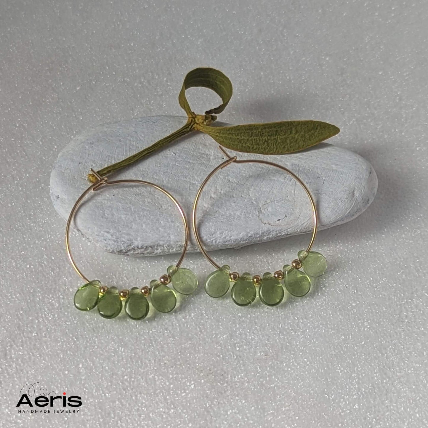 Cercei rotunzi cu margele de culoare verde deschis transparent