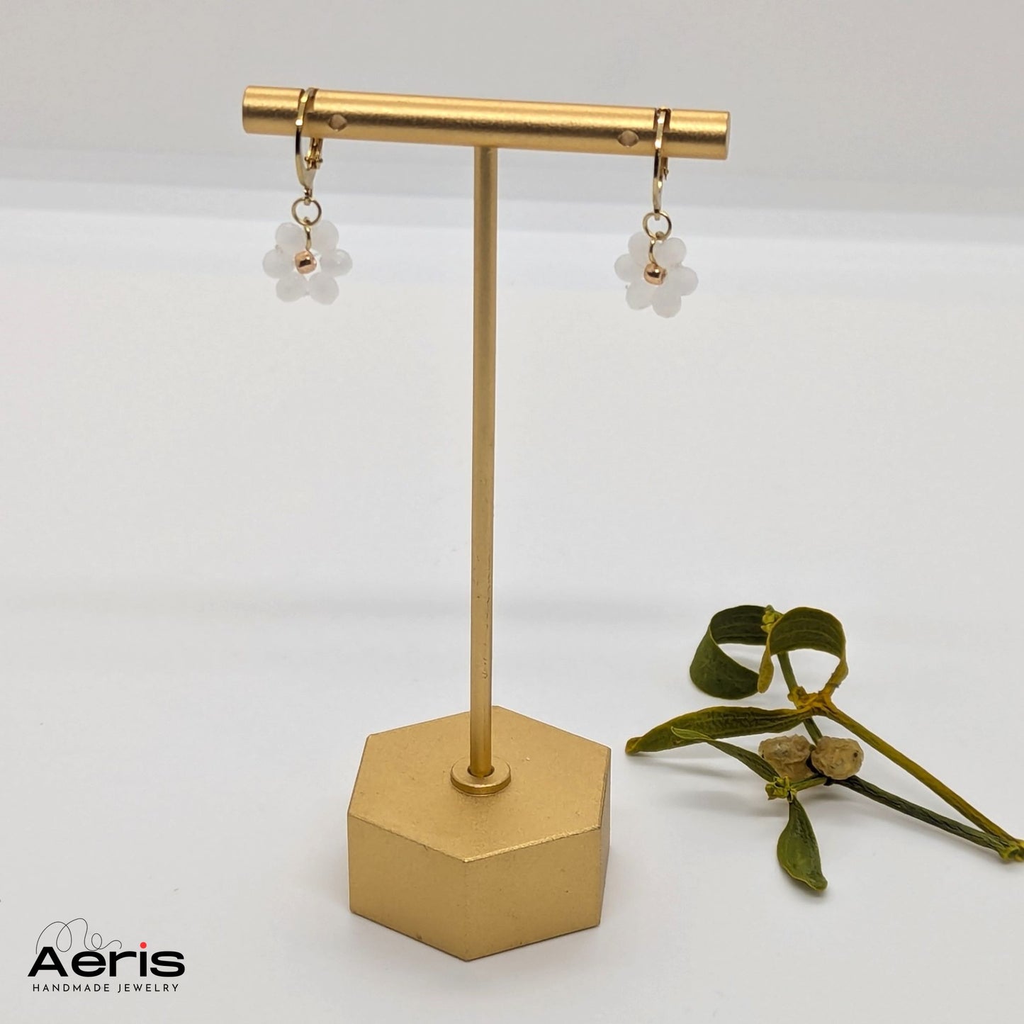 Cerce handmade cu floricica din cristale albe, prezentati pe suport