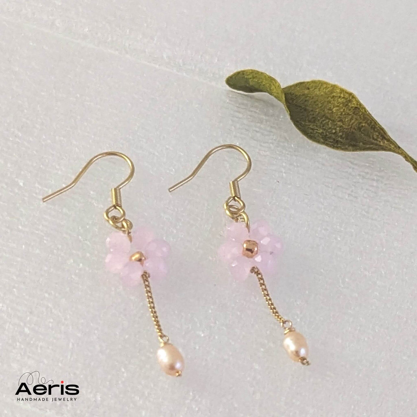 Cercei lungi cu lant, floricica din cristale si perlute roz