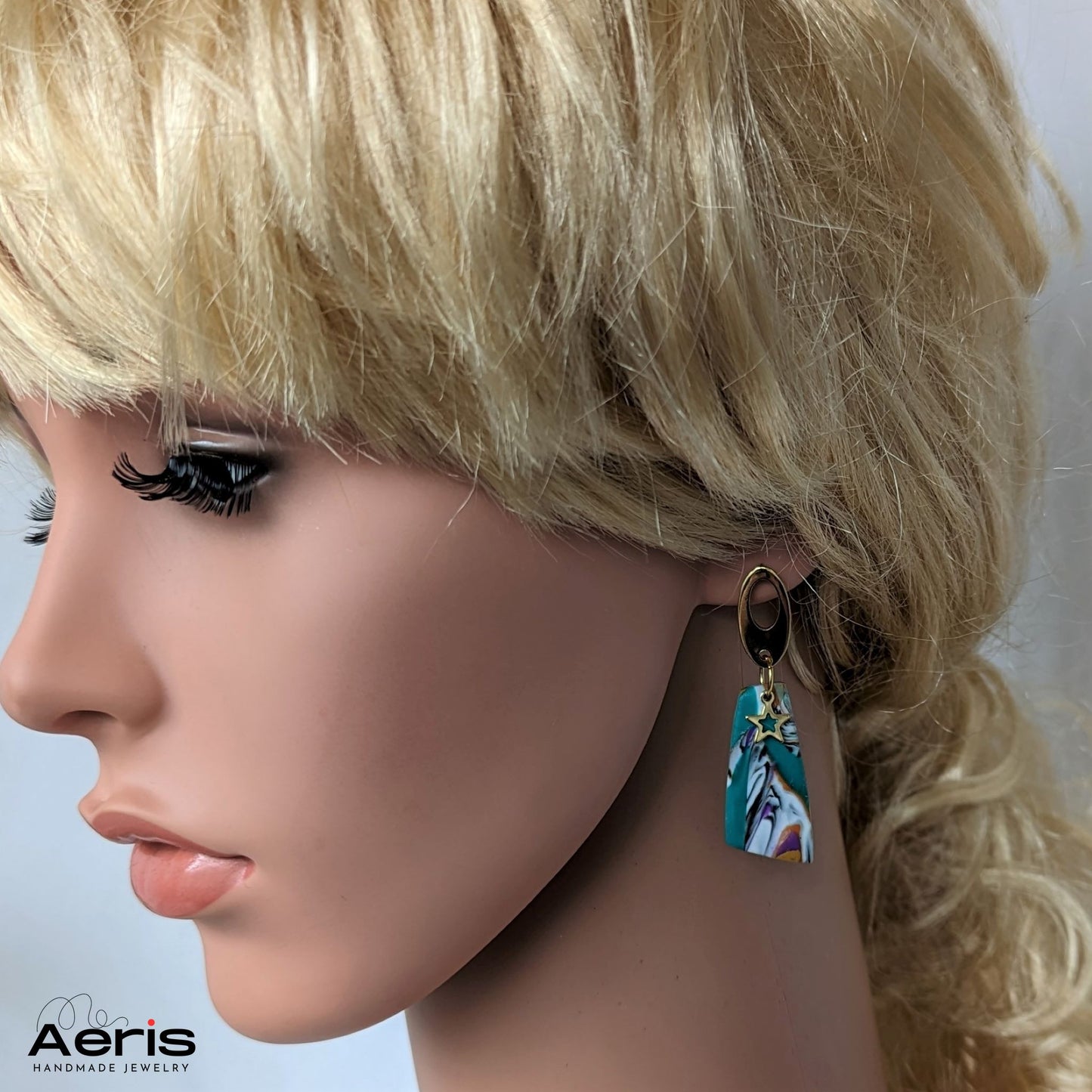 Cercei studs multicolori pe manechin