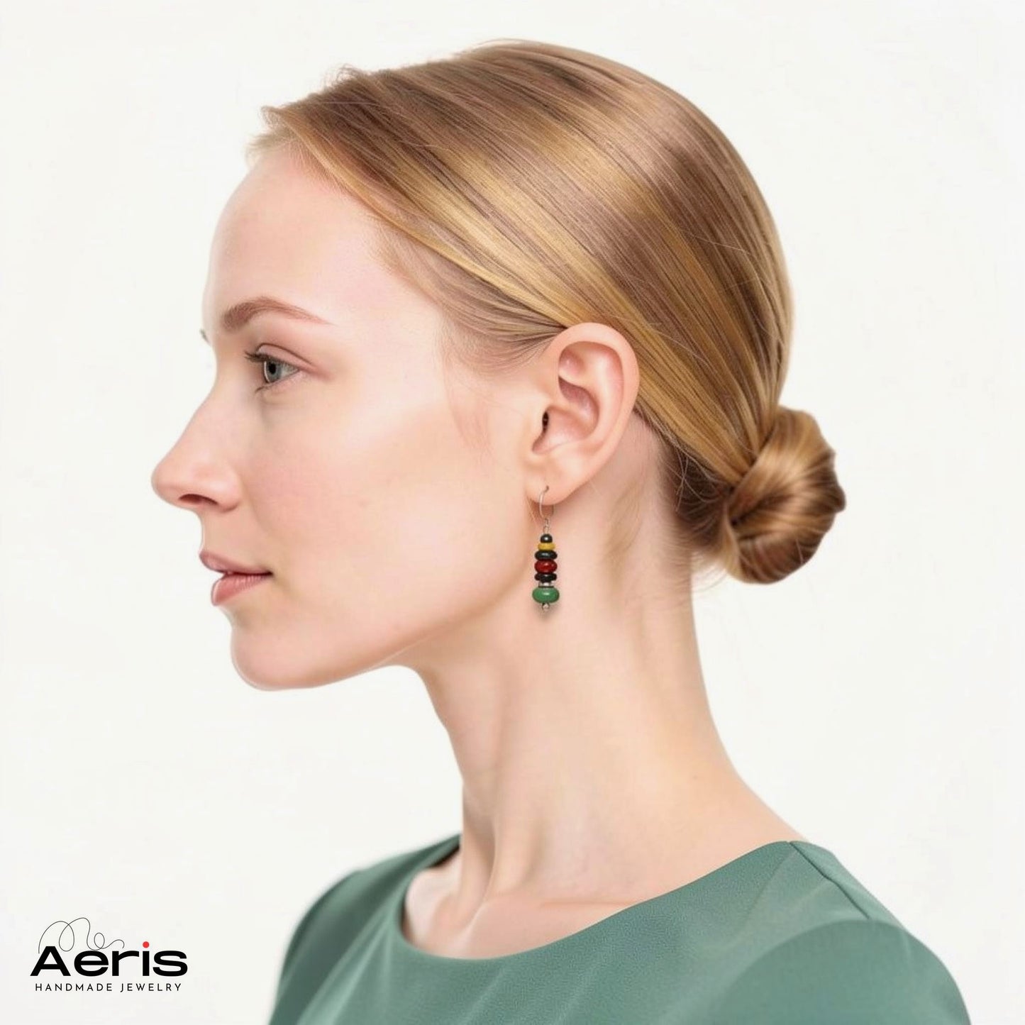 Cercei multicolori eleganti, prezentati pe model feminin