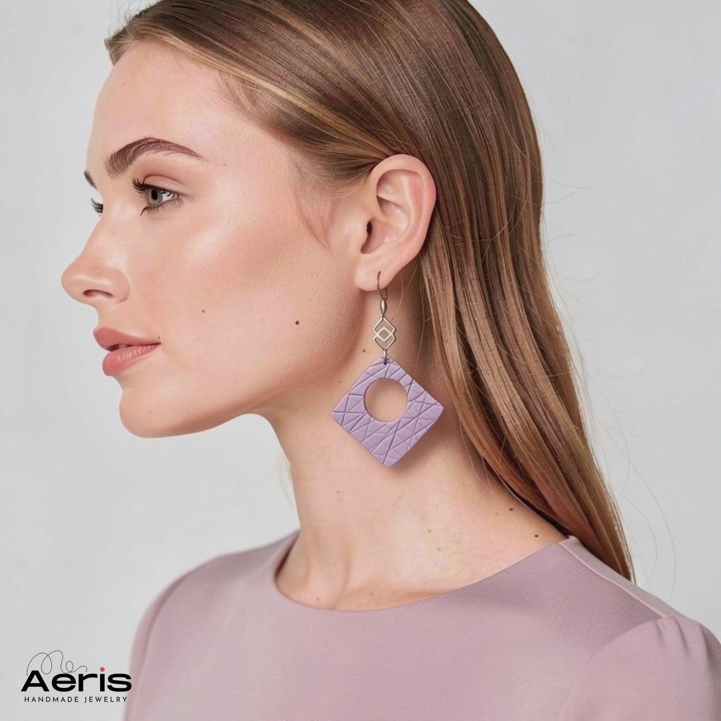 Cercei cu forme geometrice, purtati de model feminin, vedere laterala