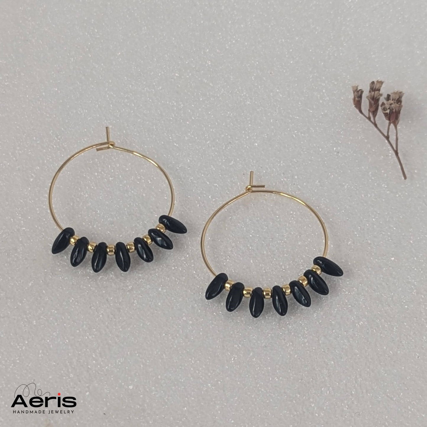 Cercei cu tortite aurii si margele negre