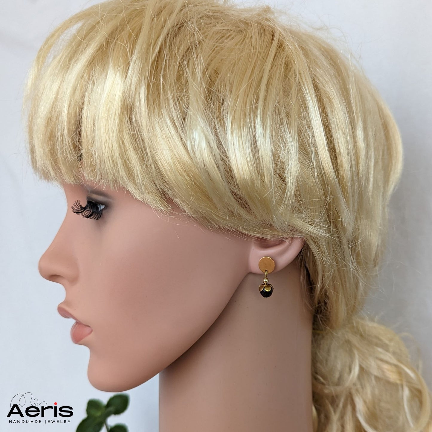 Cercei studs cu margele fatetate grena inchis si inox auriu pe manechin
