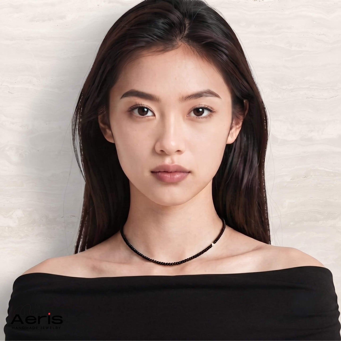 Tanara in tinuta casual, purtand chokerul cu cristale negre