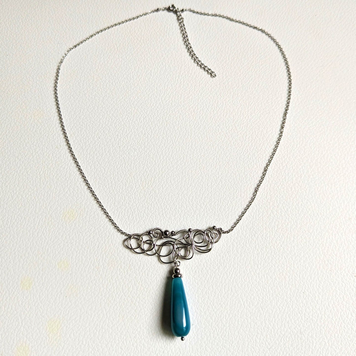 Colier handmade cu agata picatura albastra, vedere de ansamblu