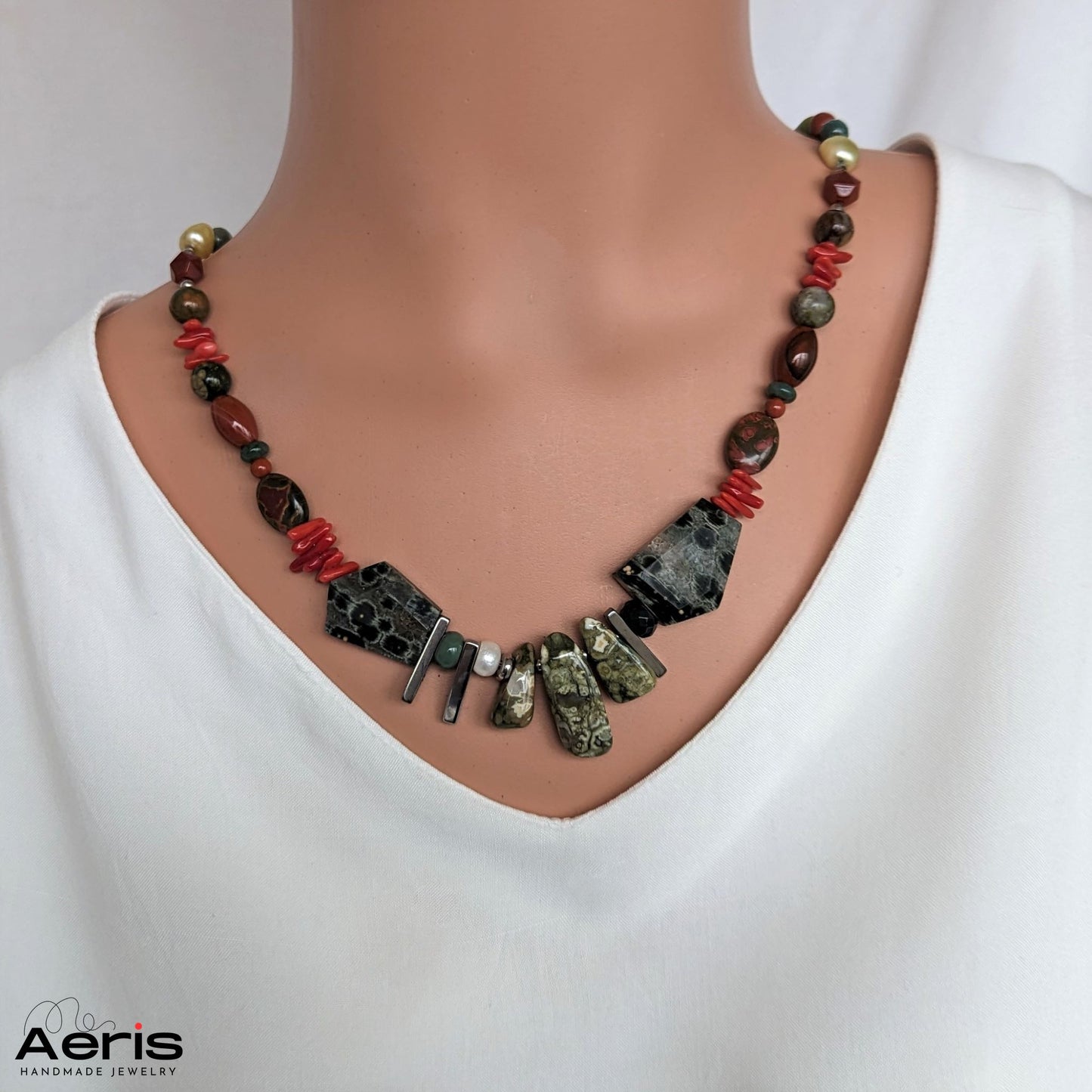 Colier handmade multicolor, prezentat pe manechin