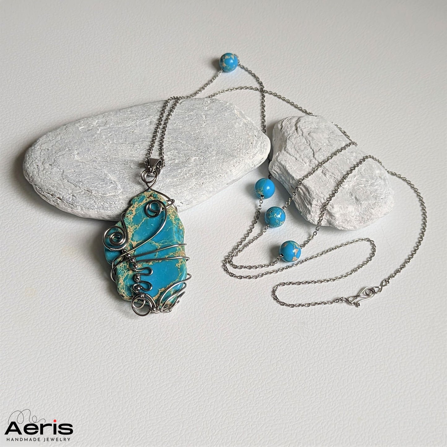 Colier handmade cu pietre naturale albastre