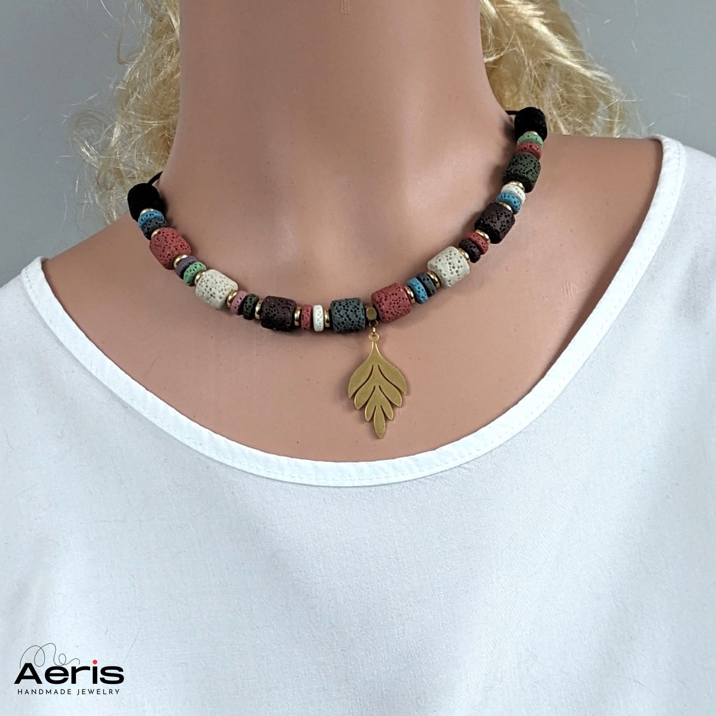 Colier statement cu charm, pe manechin