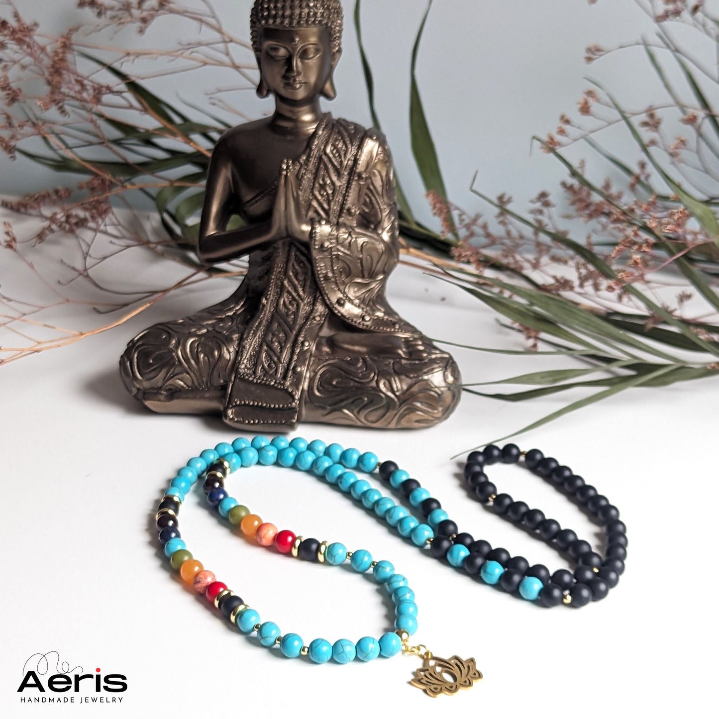 Colier multicolor alaturi de o statuie a lui Budha