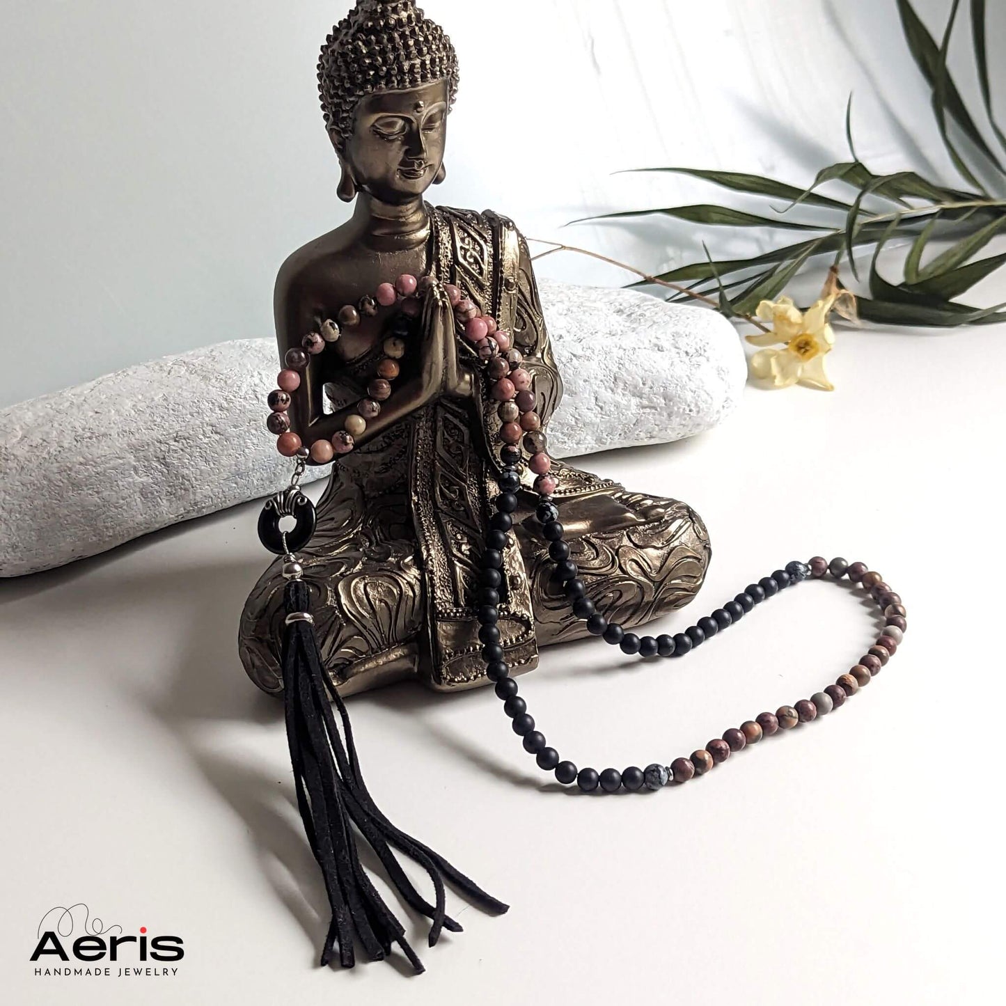 Colier mala asezat pe statuie cu Budha