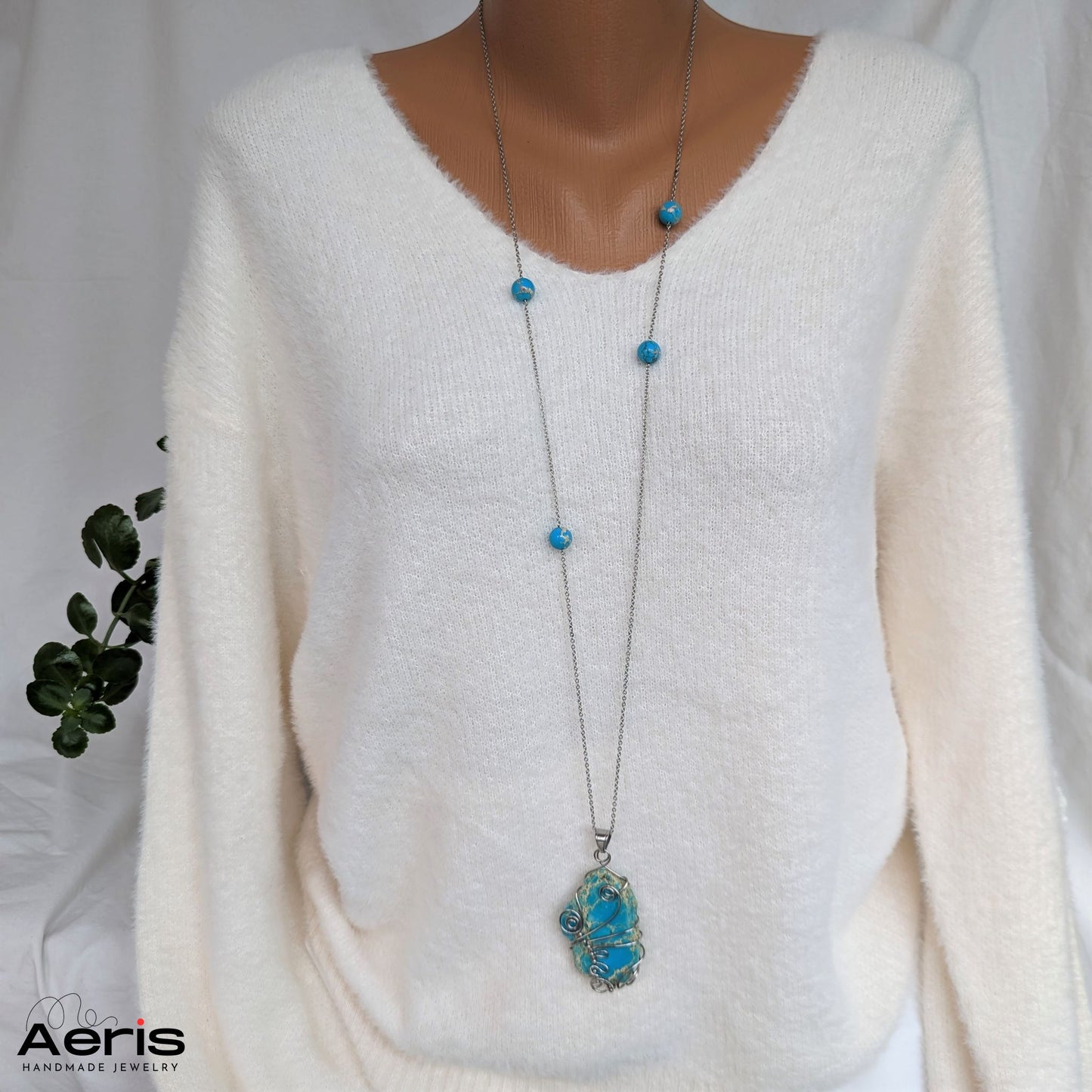 Colier handmade cu margele albastre, prezentat pe manechin