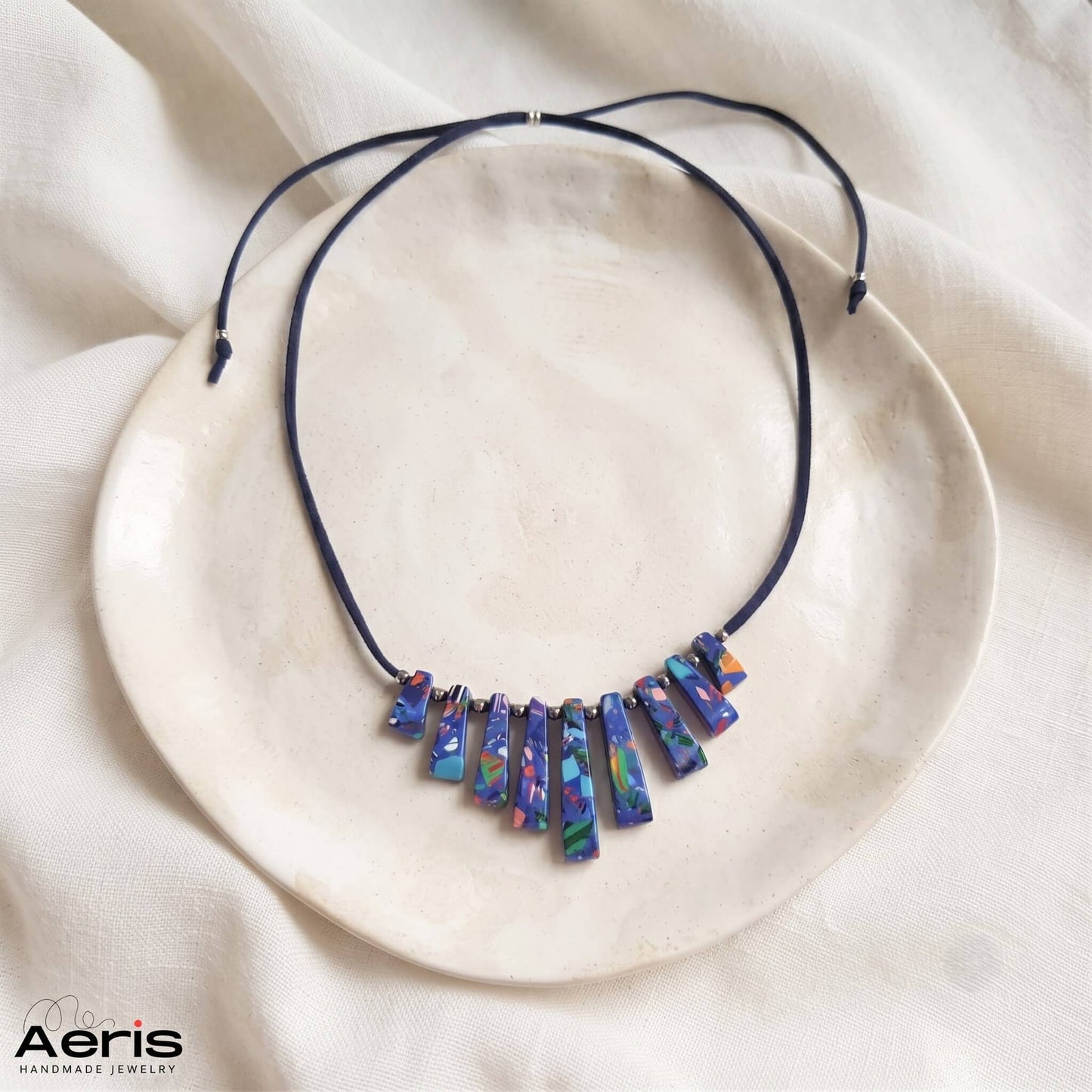 Colier handmade multicolor pe snur