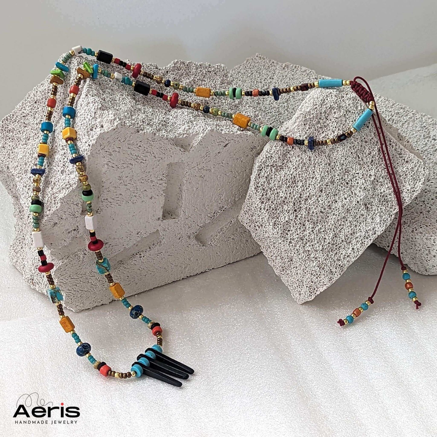 Vedere generala a colierului handmade pe snur, cu margele colorate