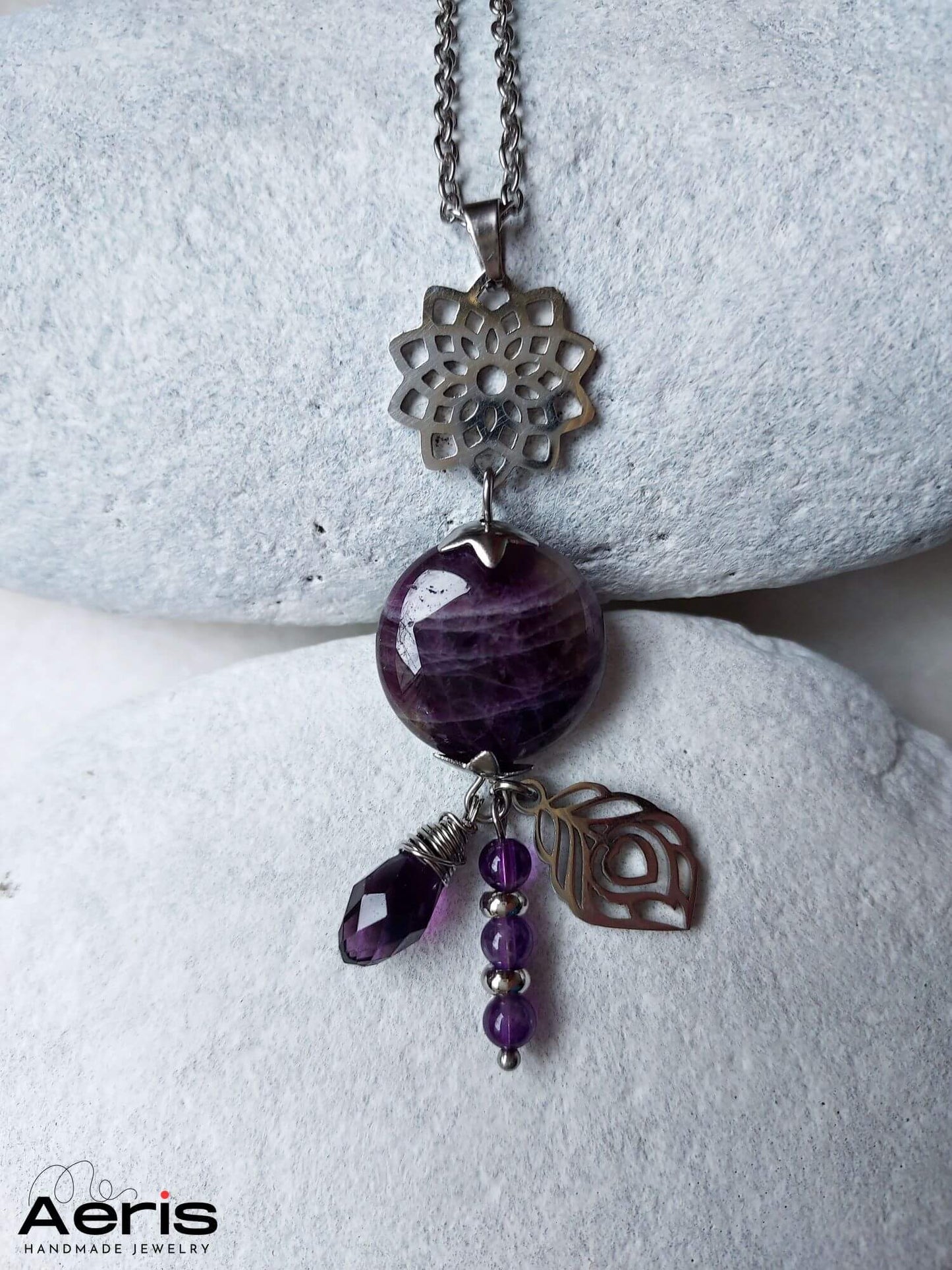 Pandantiv cu ametist, rozeta din inox si charmuri