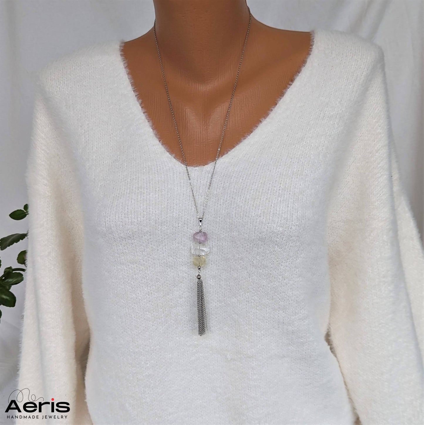 Pandant cu pietre semipretioase, expus pe manechin