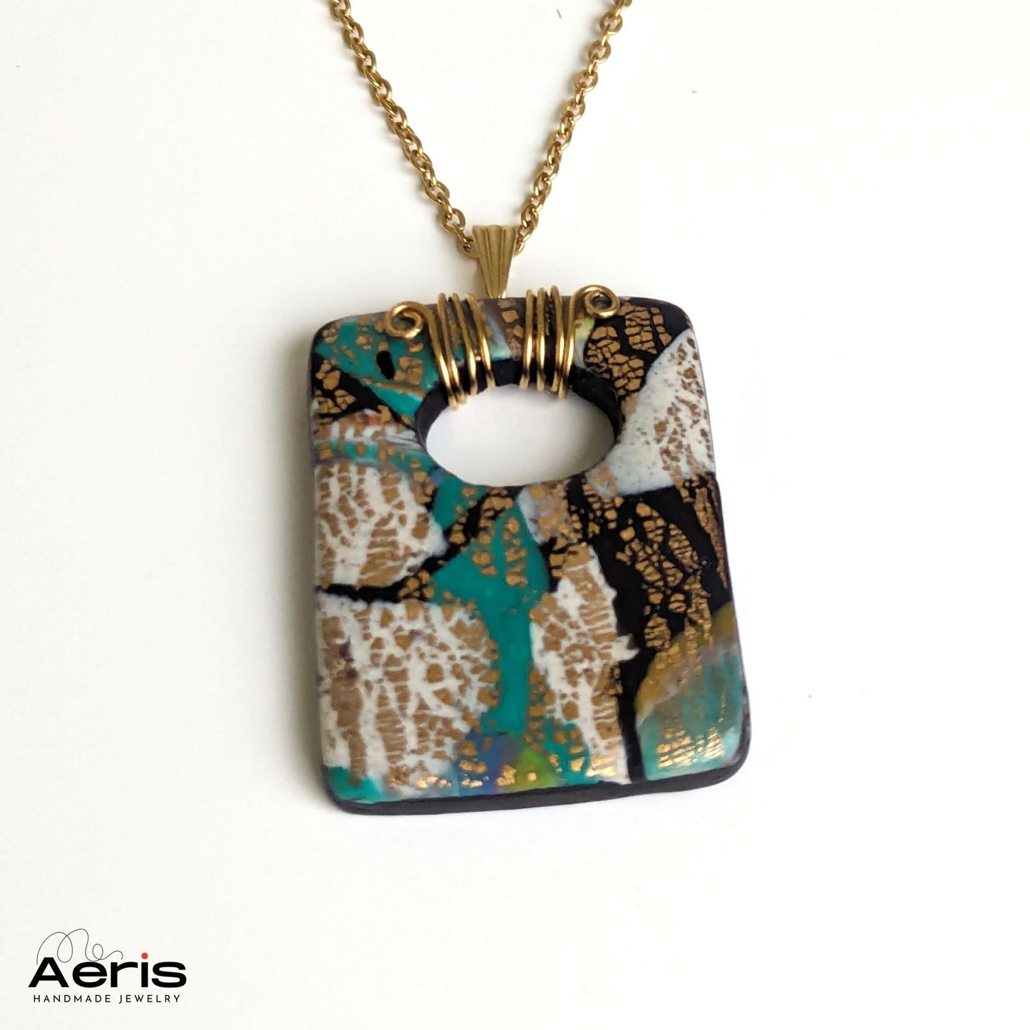 Detaliu pandantiv din fimo cu lant auriu din inox