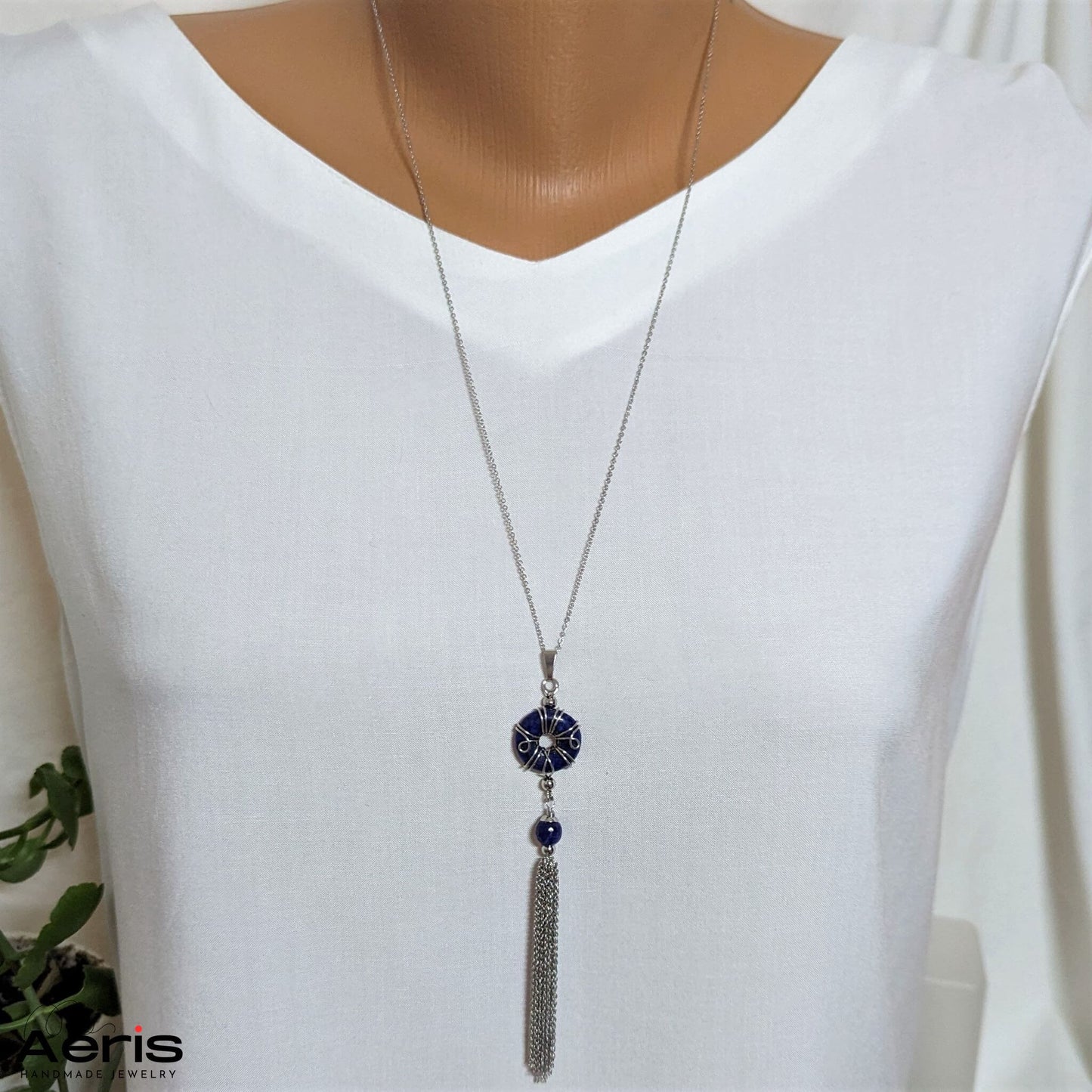 Pandantiv handmade cu ciucure, expus pe manechin