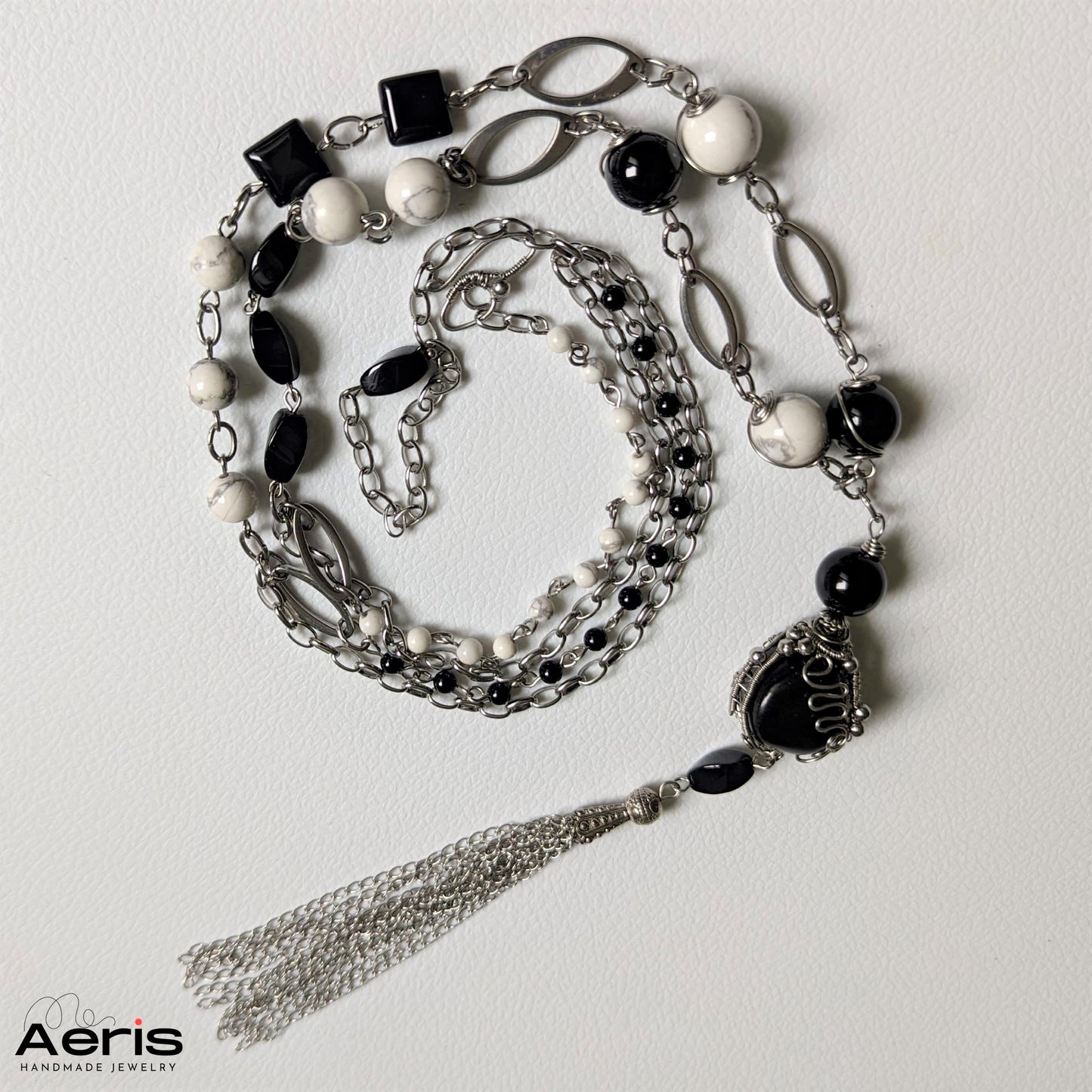 Set handmade cu margele semipretioase albe si negre