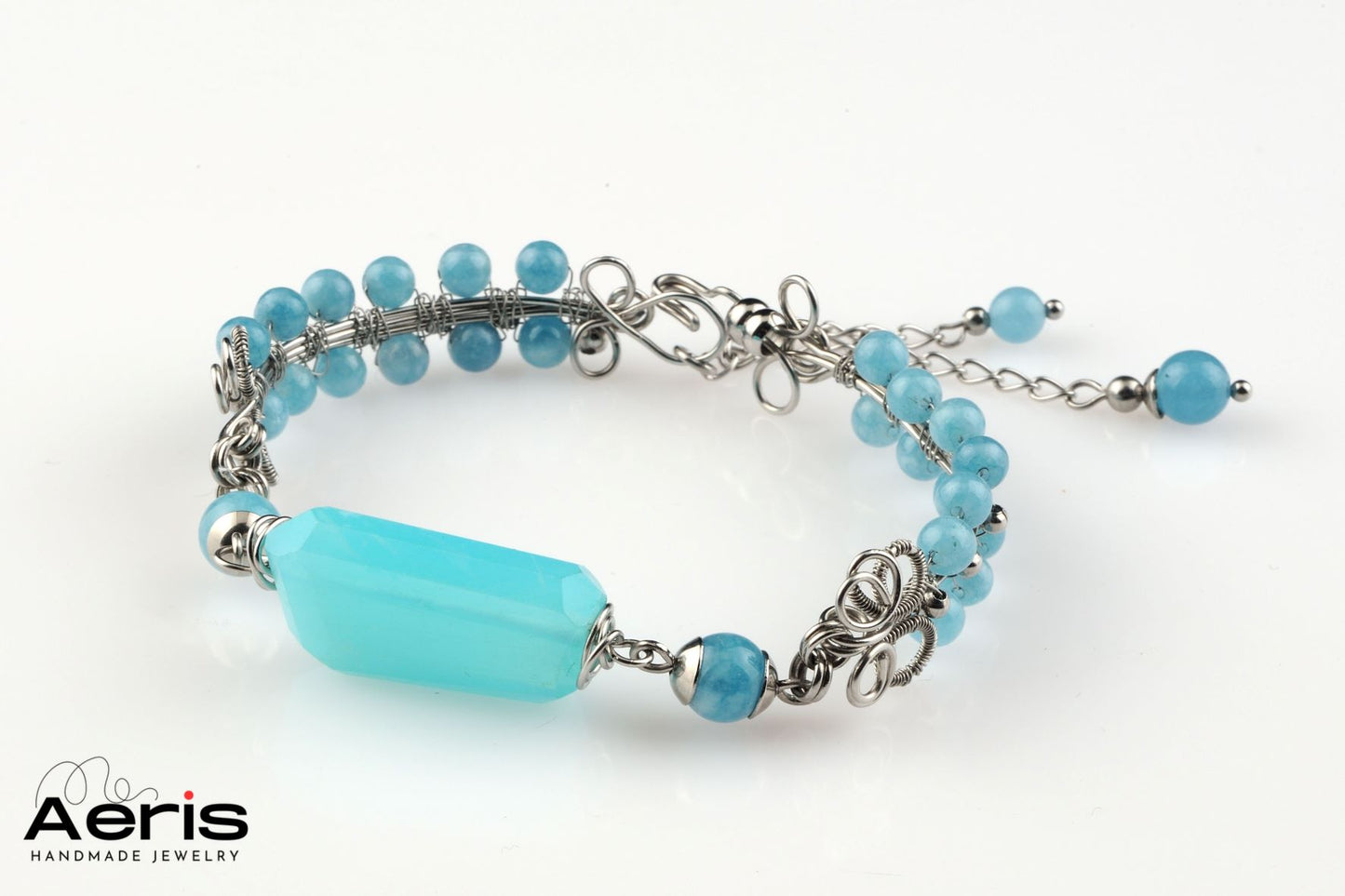 Bratara handmade cu margele semipretioase bleu vedere laterala