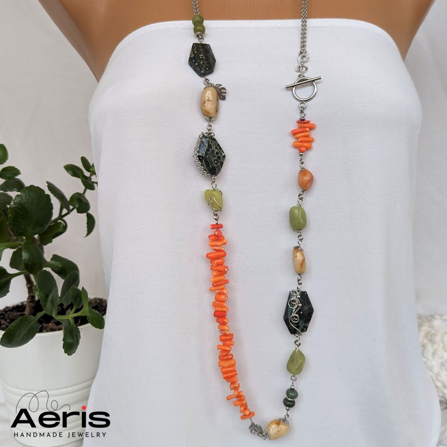 Colier multicolor expus pe manechin