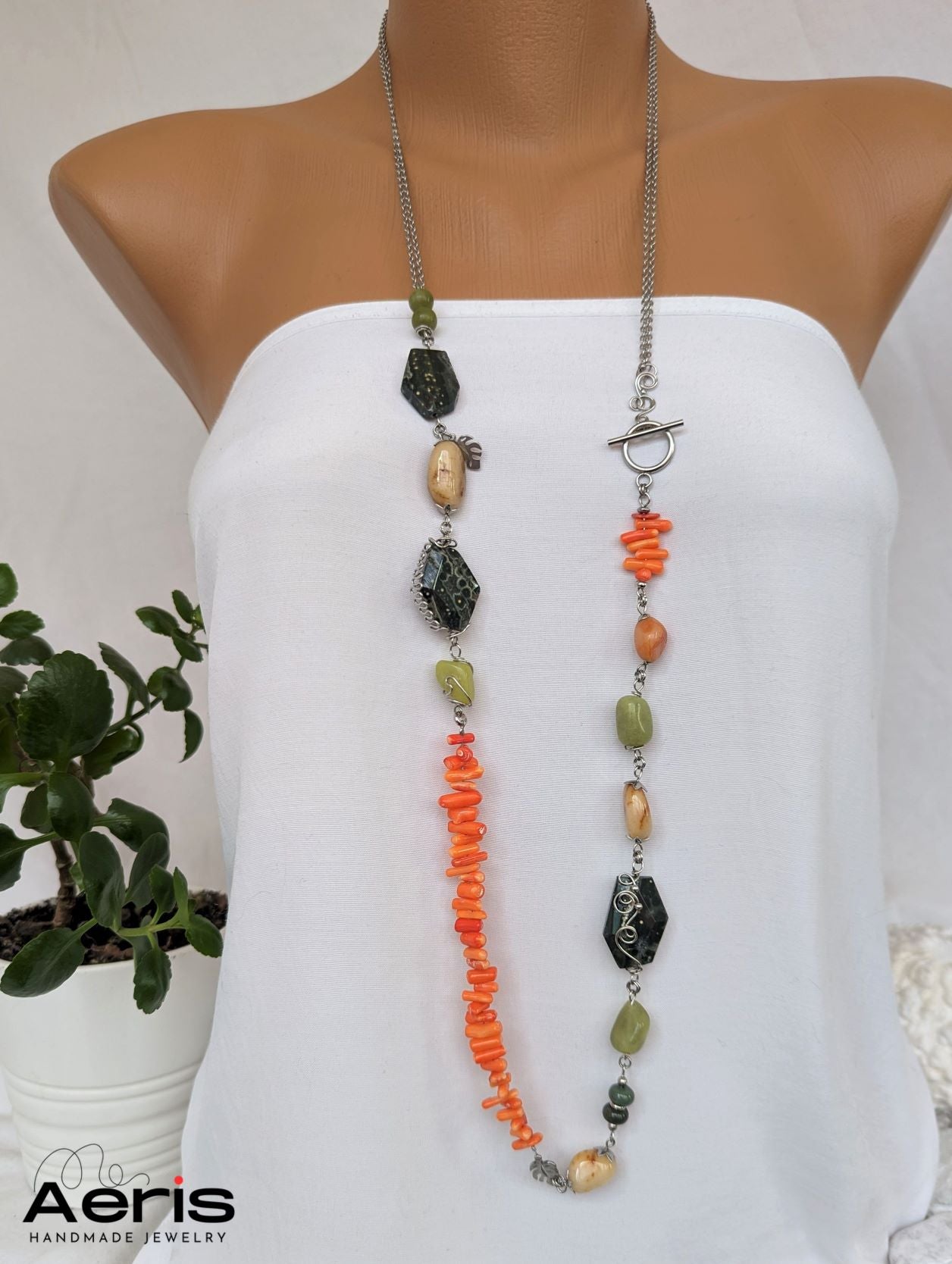Colier statement multicolor, prezentat pe manechin