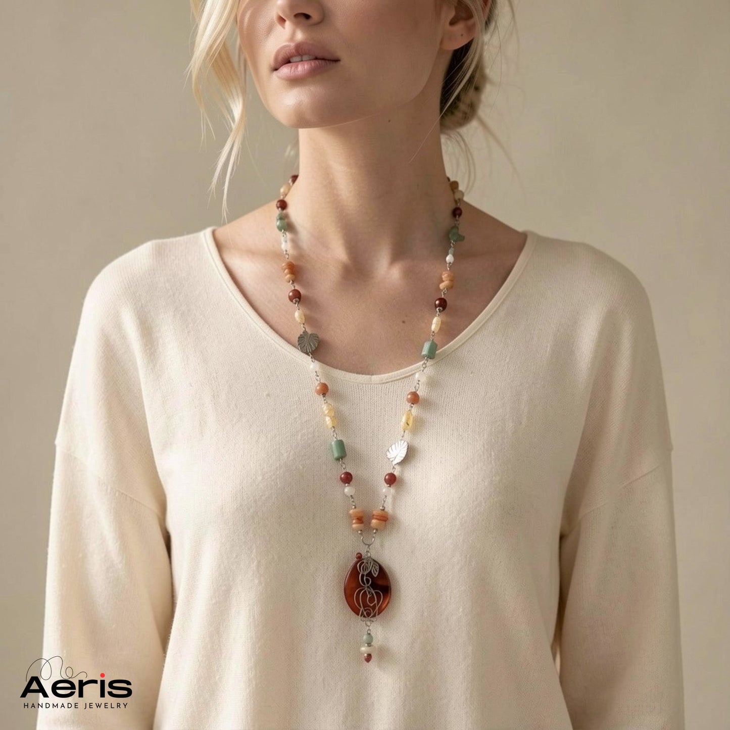 Colier handmade din mix de pietre naturale, pe model