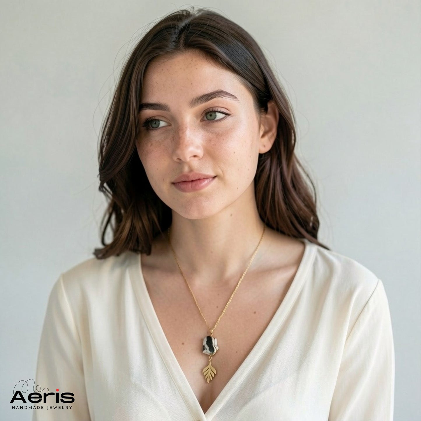 Pandantiv bohemian cu piatra naturala si charm frunza, pe model