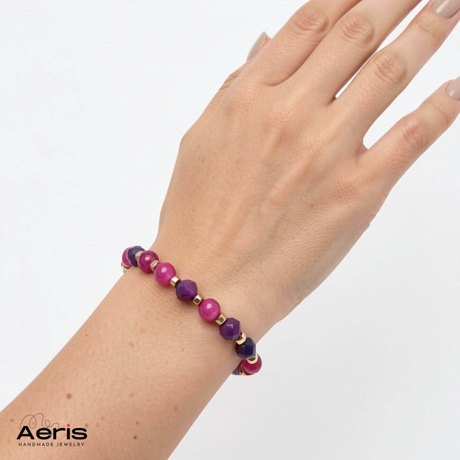 Bratara handmade cu margele semipretioase, prezentata pe mana unui model feminin