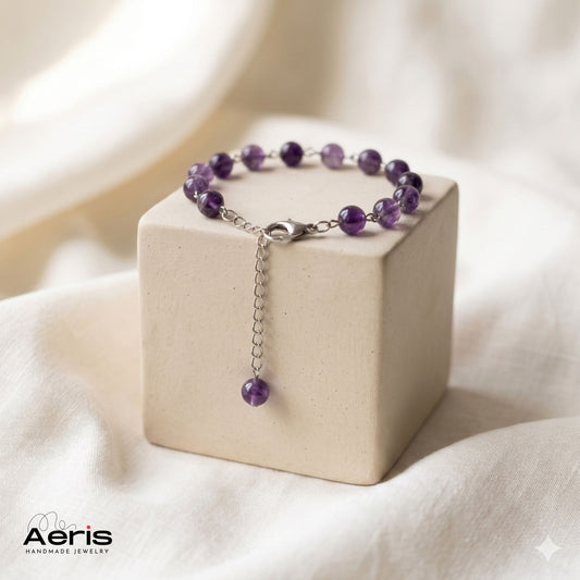 Bratara handmade cu margele din ametist, pe display cubic din ceramica