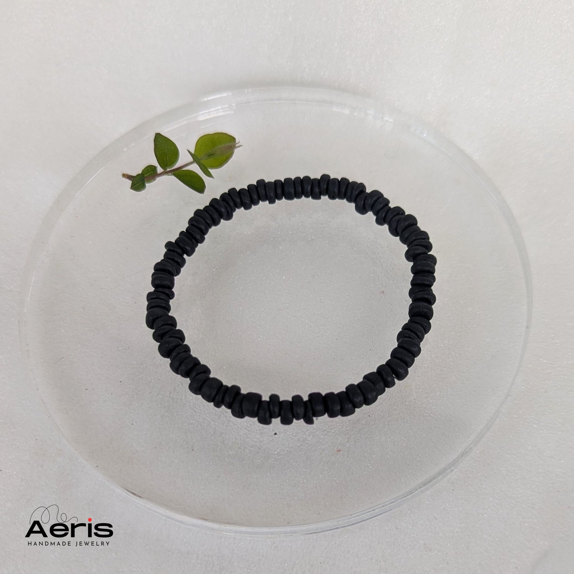Bratara handmade pe elastic cu margele negre