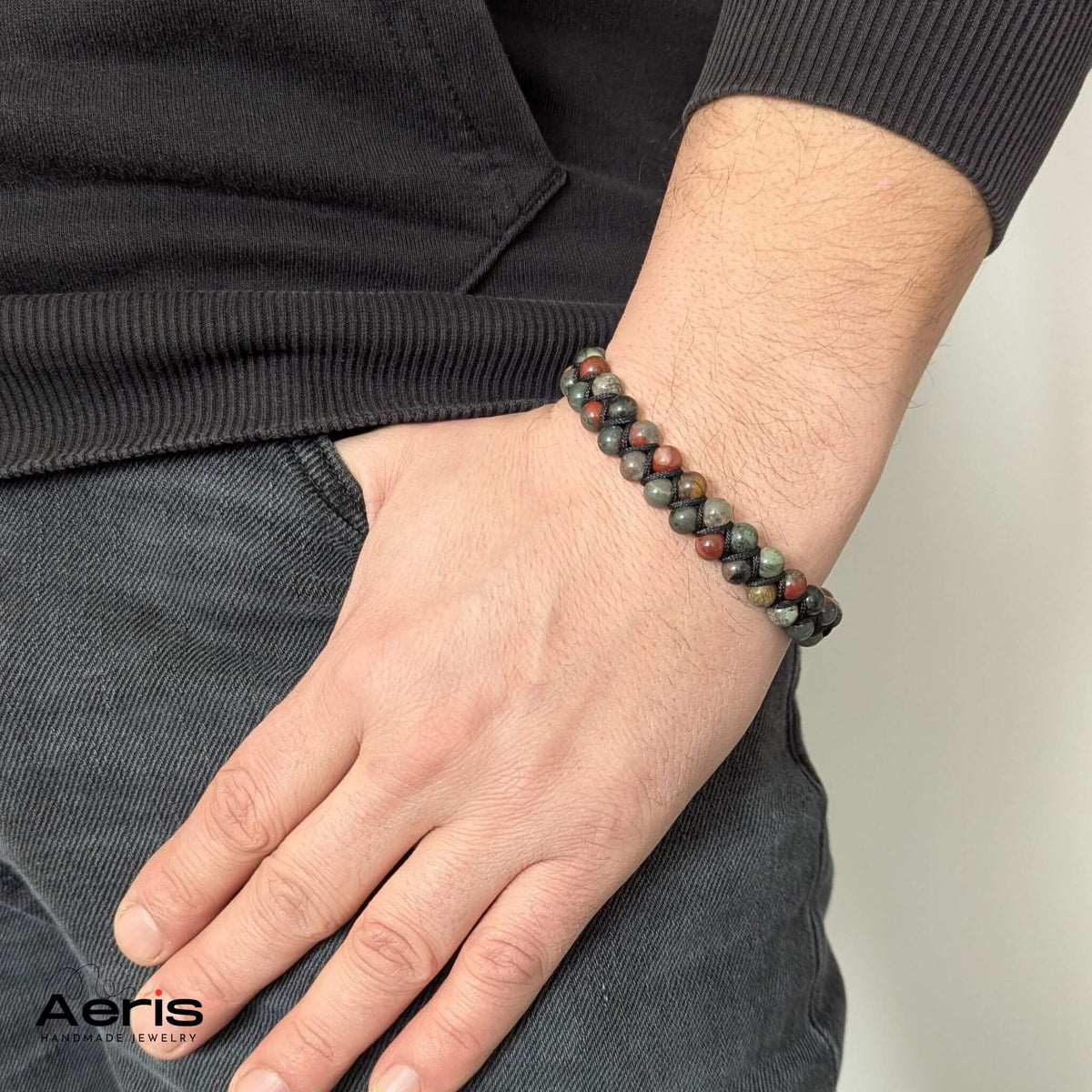 Bratara handmade reglabila, impletita pe doua randuri, cu pietre naturale, pe mana unui model masculin