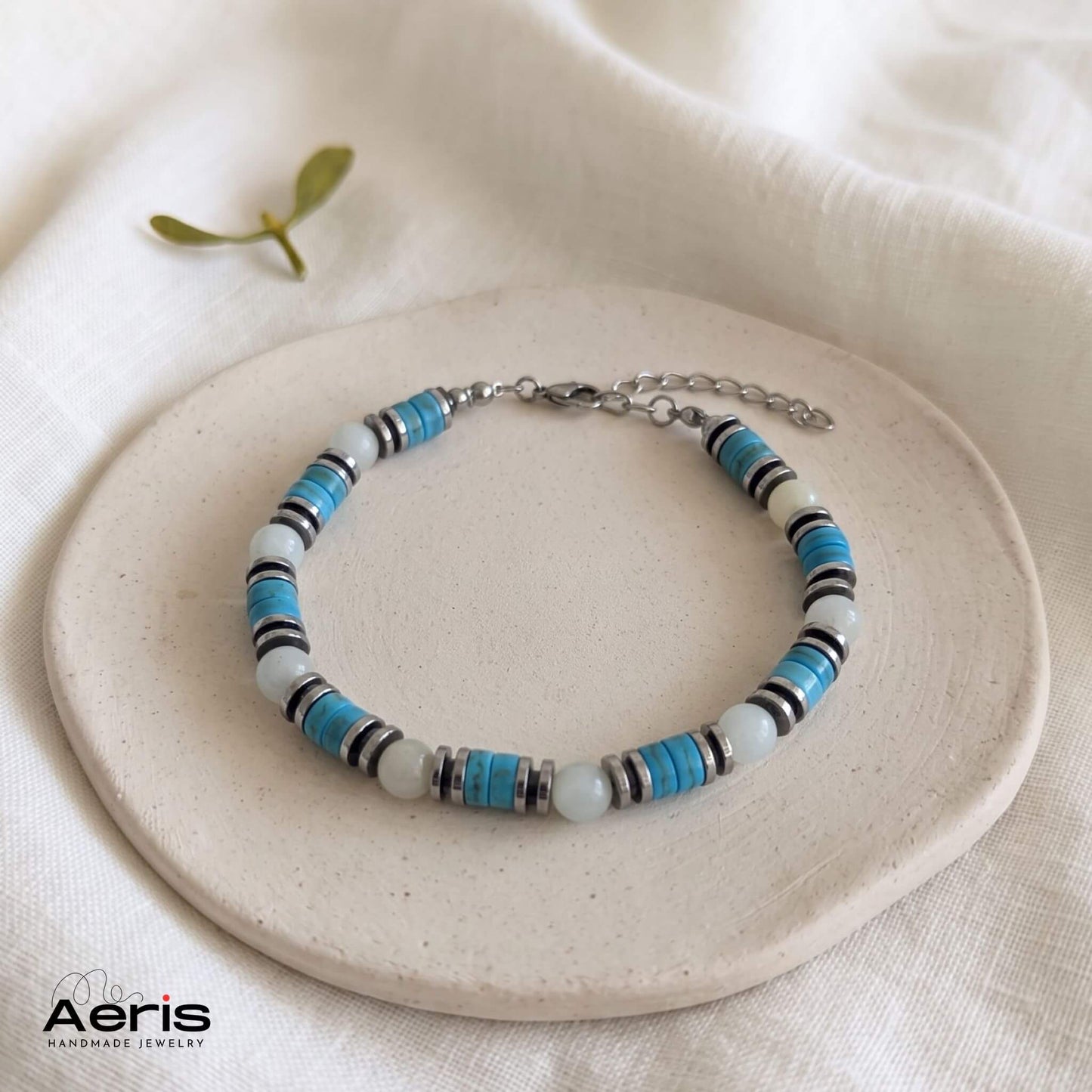 Bratara handmade reglabila cu design modern, asezata pe un disc ceramic