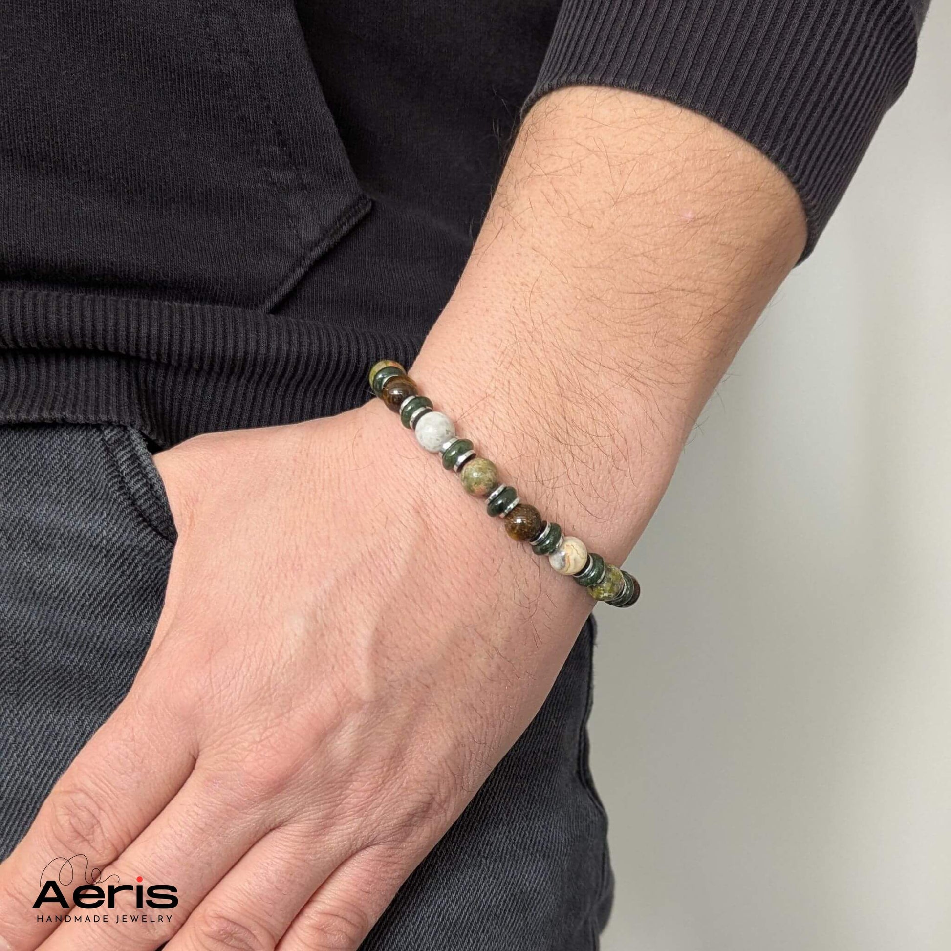 Bratara cu margele de ochi de taur, unakit si agate, pe mana unui model masculin