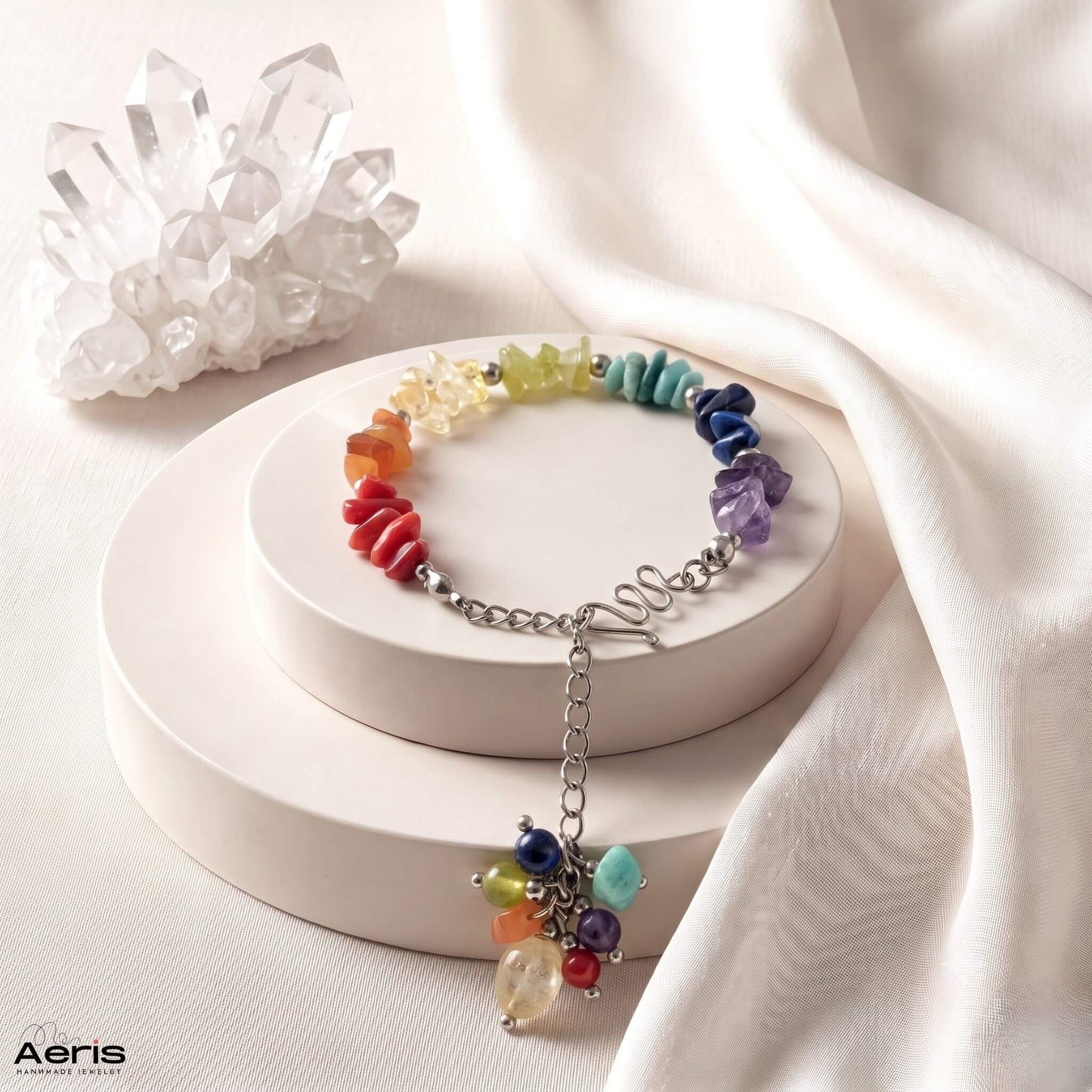 Bratara handmade cu chipsuri colorate si charm extravagant, expusa pe un display ceramic