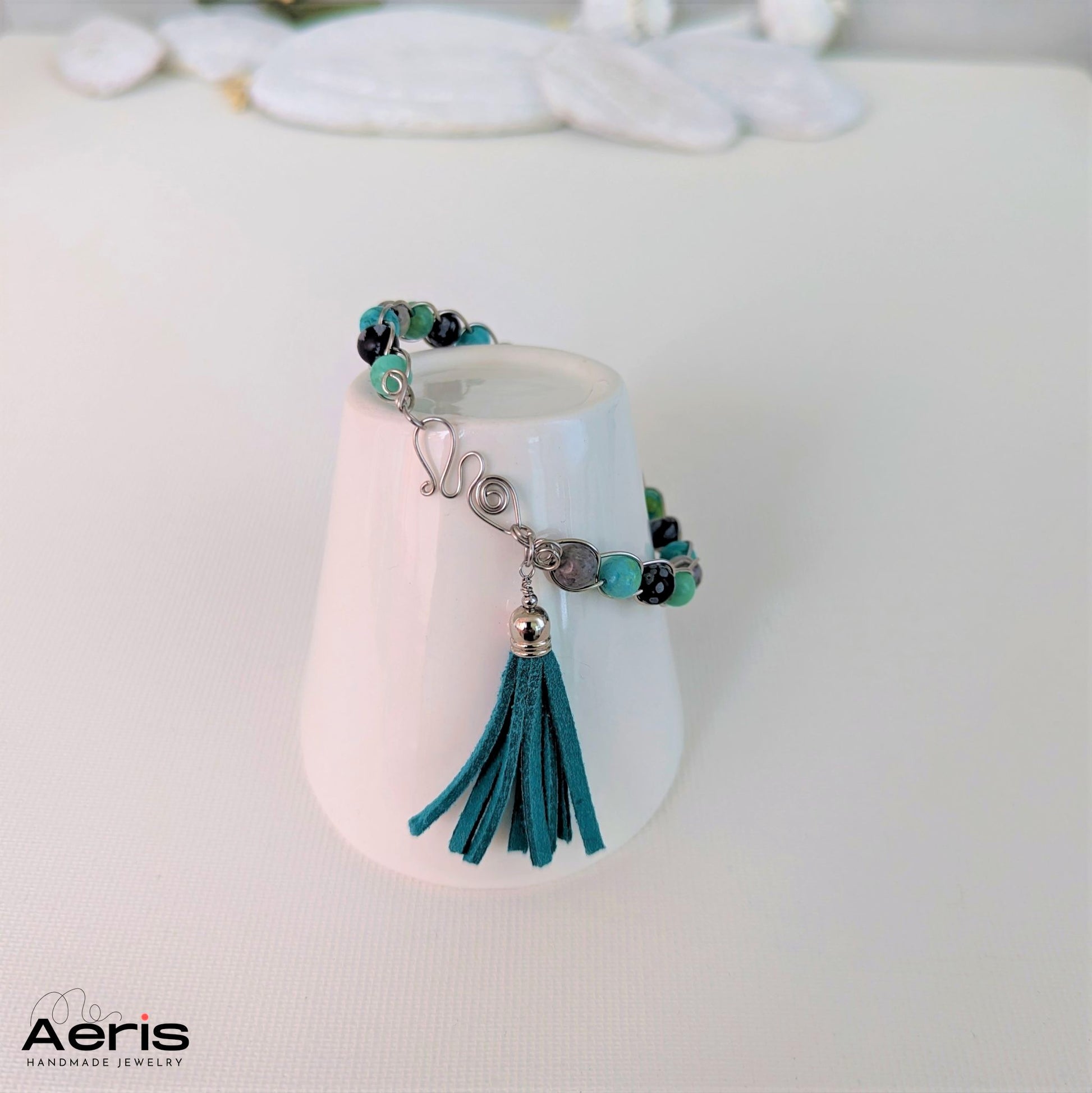 bratara handmade, sistem de inchidere si charm ciucure