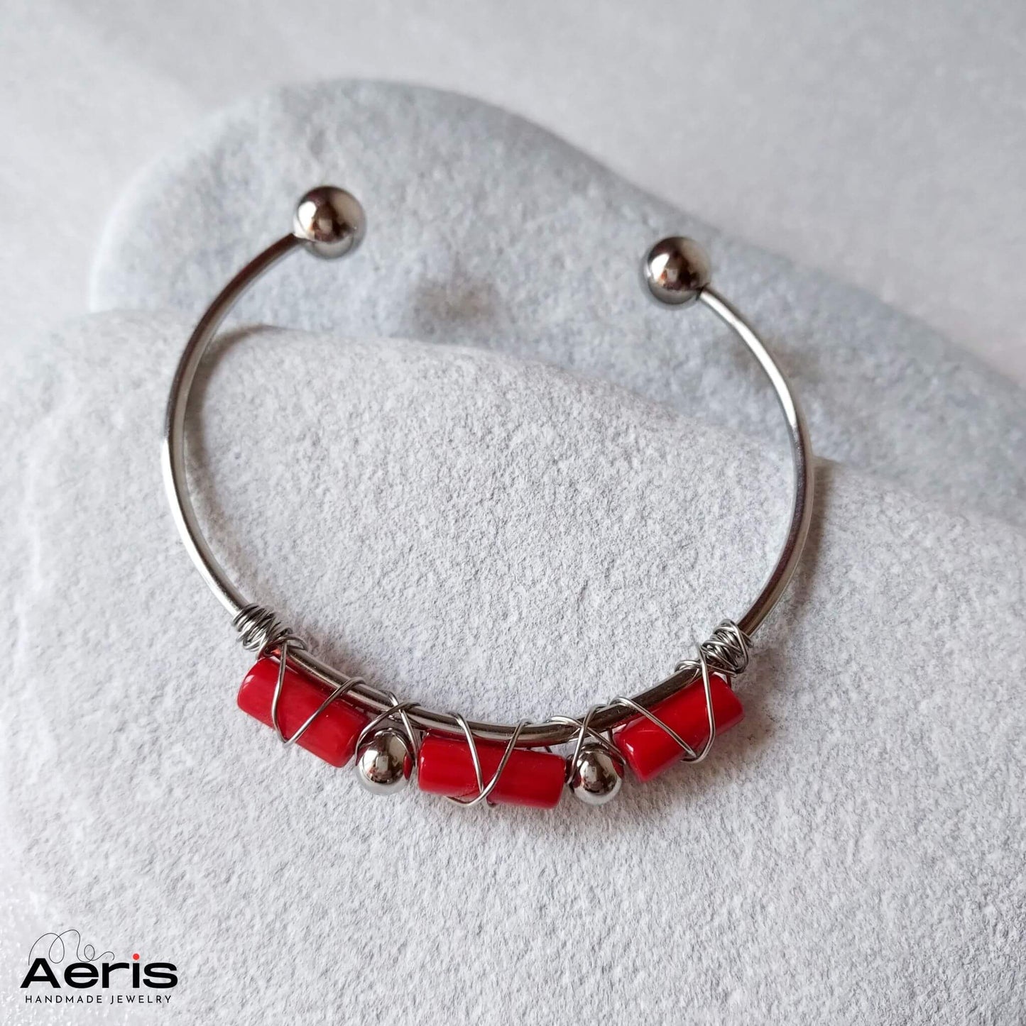 Bratara bangle cu margele tubulare rosii