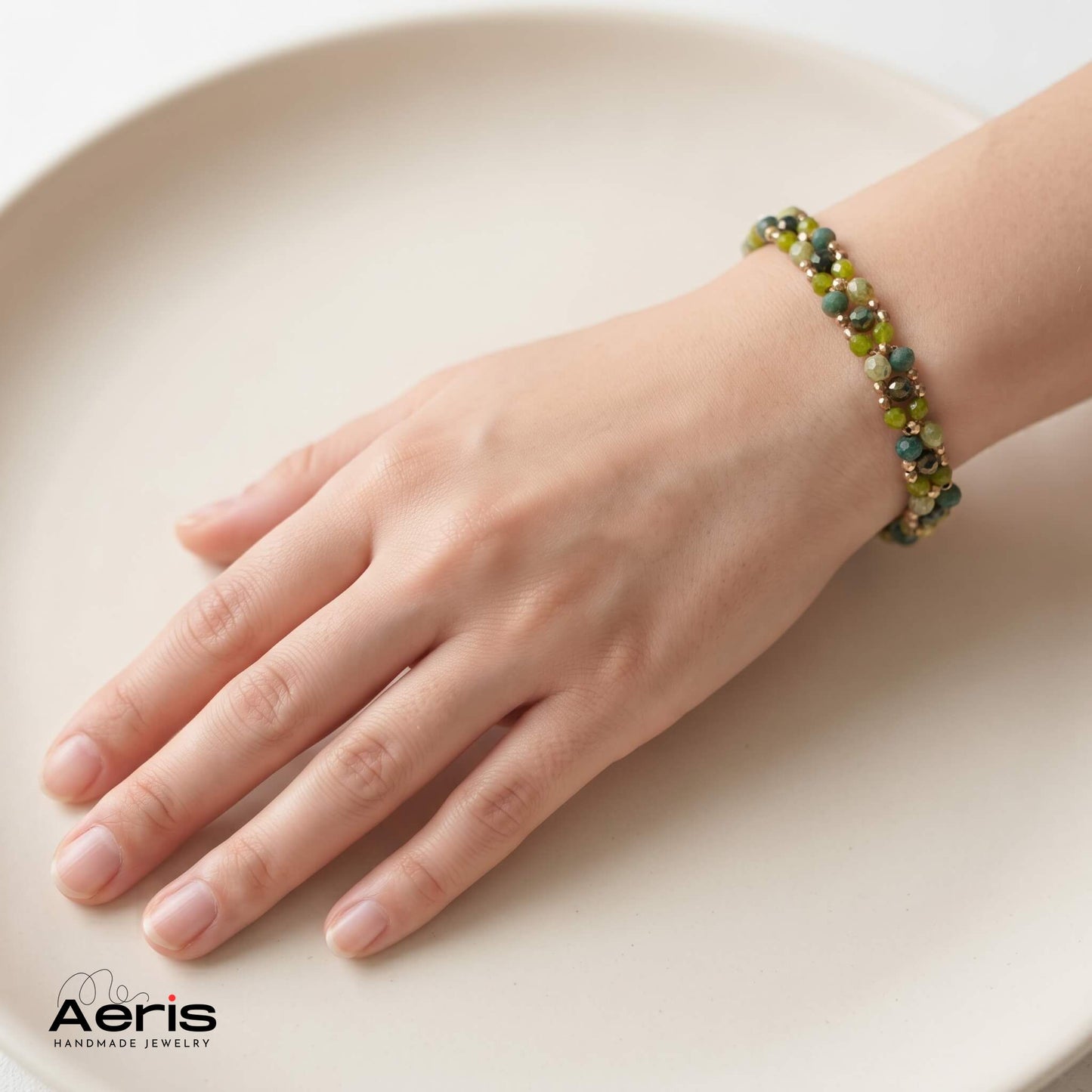 Bratara handmade cu cristale si accesorii din inox, prezentata pe mana unui model feminin