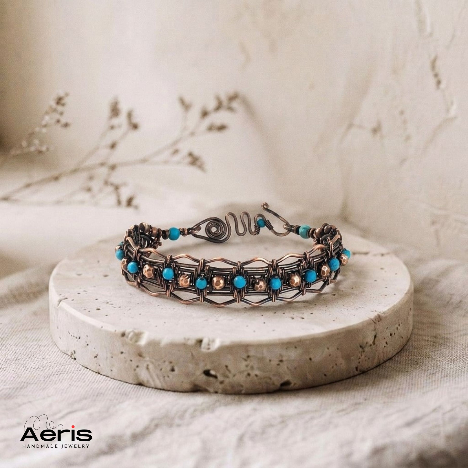 Bratara handmade din cupru si turcoaz, pe suport de marmura crem