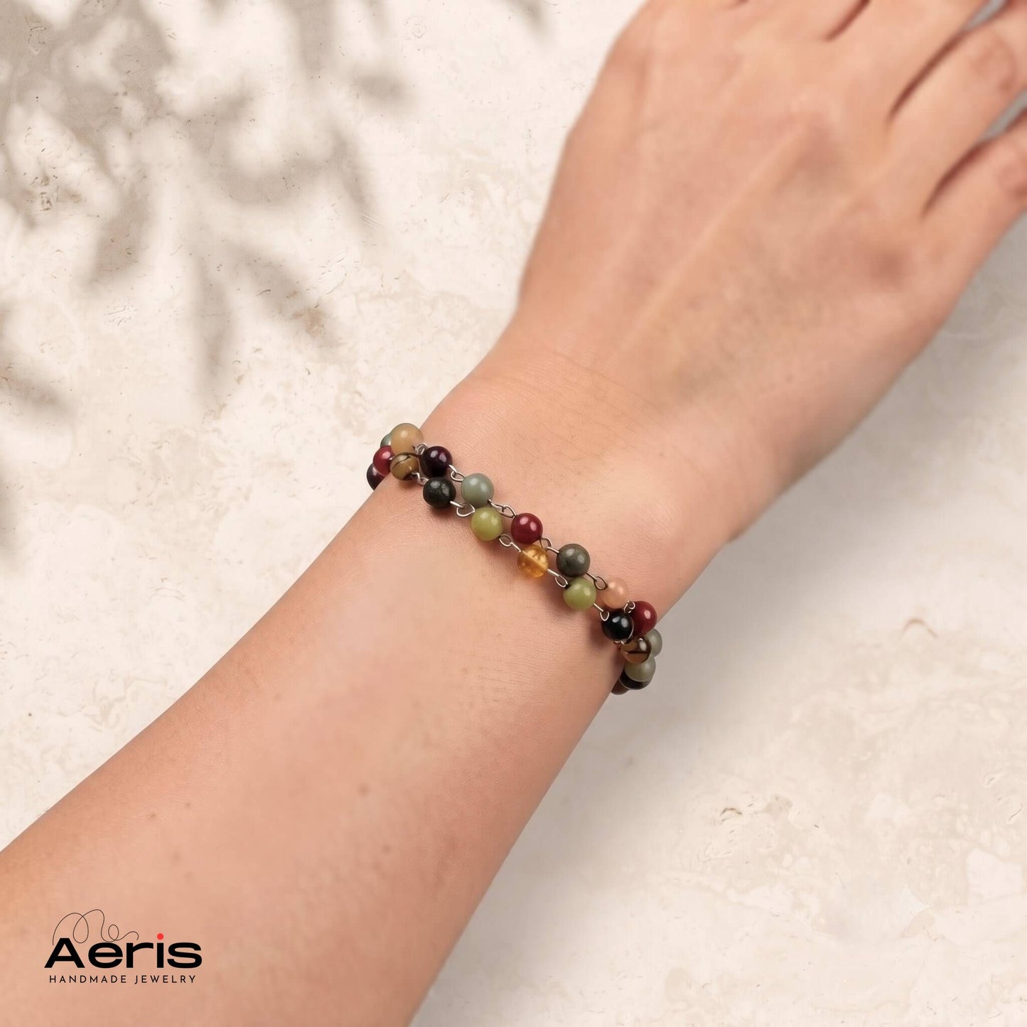 Bratara artizanala din mix de agate multicolore, purtata pe incheietura mainii