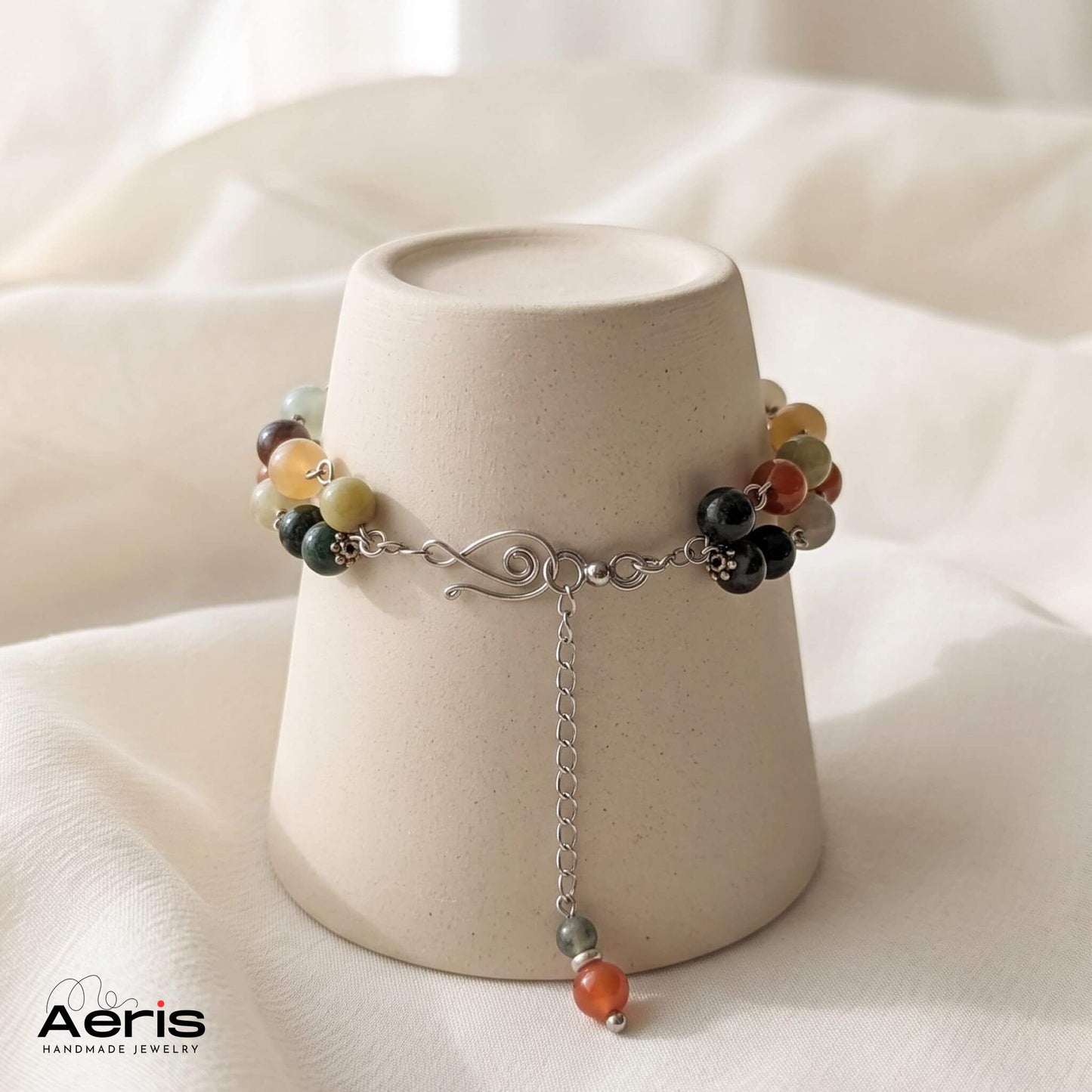 Sistem de inchidere tip carlig realizat din sarma de inox, la bratara artizanala cu agate colorate si charm